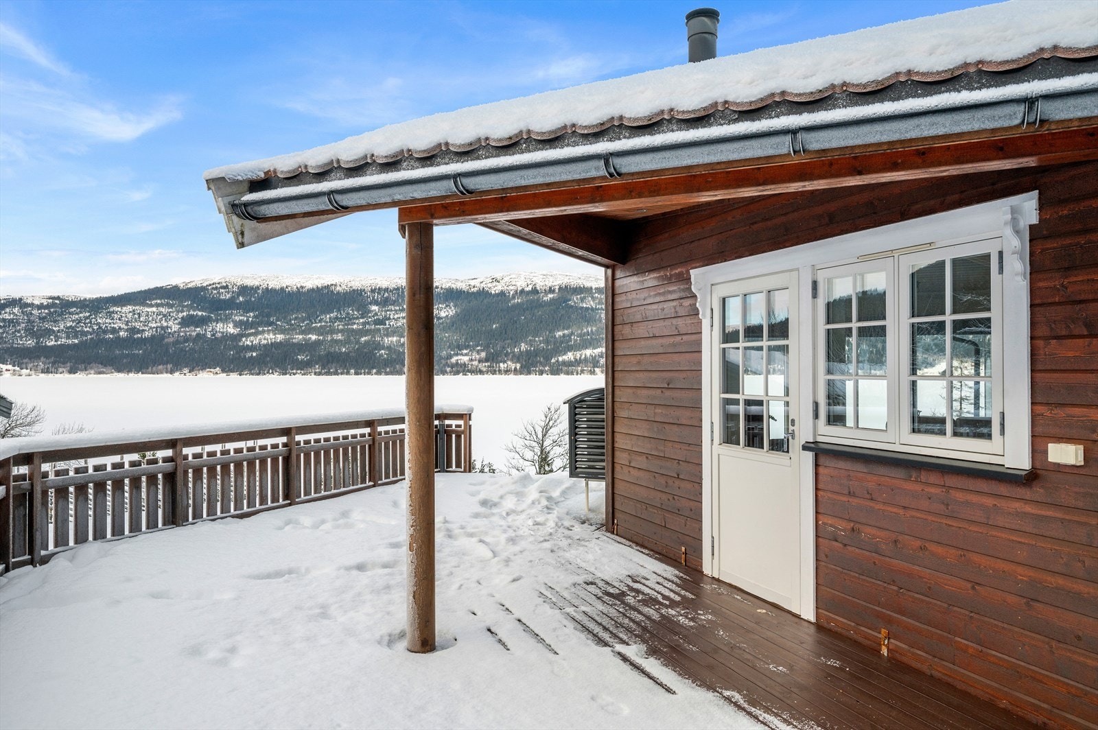 På terrassen er det belysning, utestikk og markise. Galleribilde