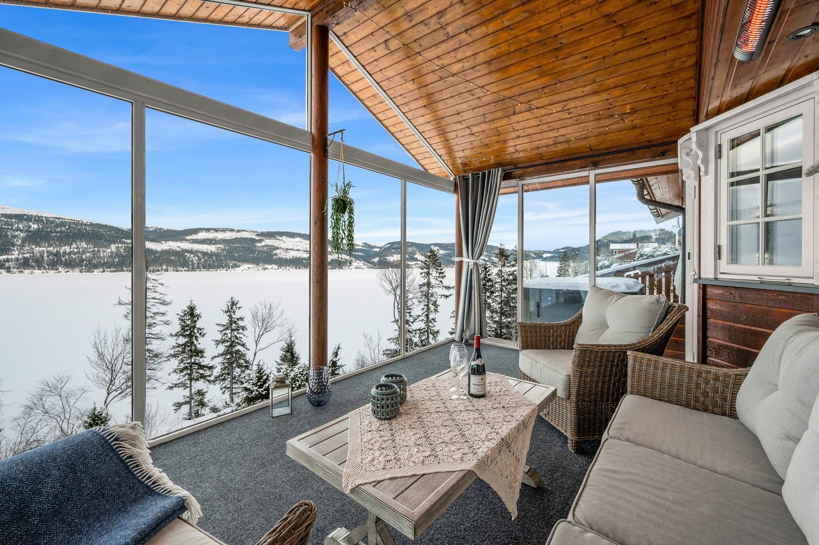 Fra hovedsoverommet er det utgang til en herlig vinterhage, som ble innglasset i 2019. Galleribilde