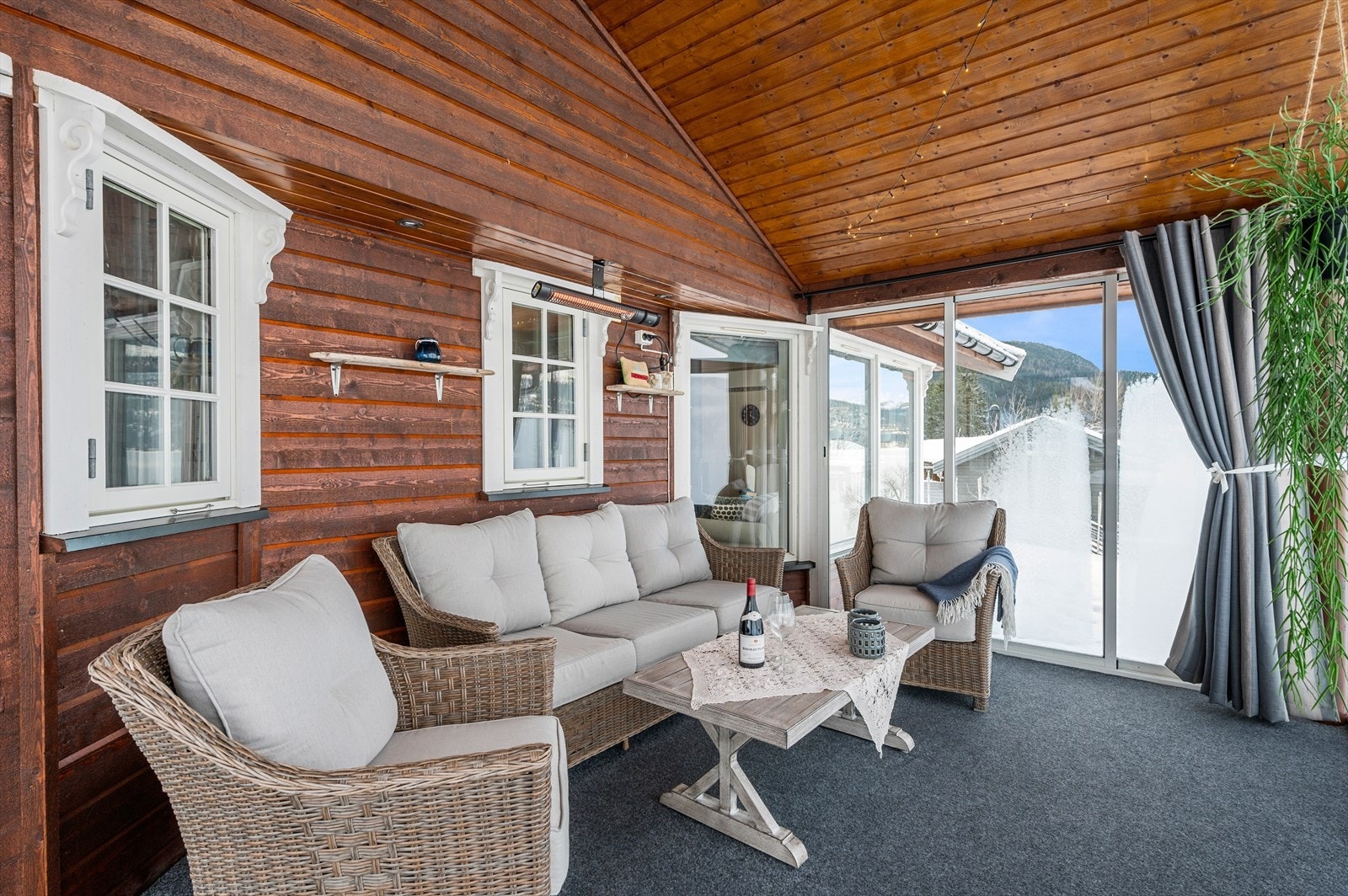 Vinterhagen har god takhøyde og er innredet med teppegulv og downlights. Galleribilde