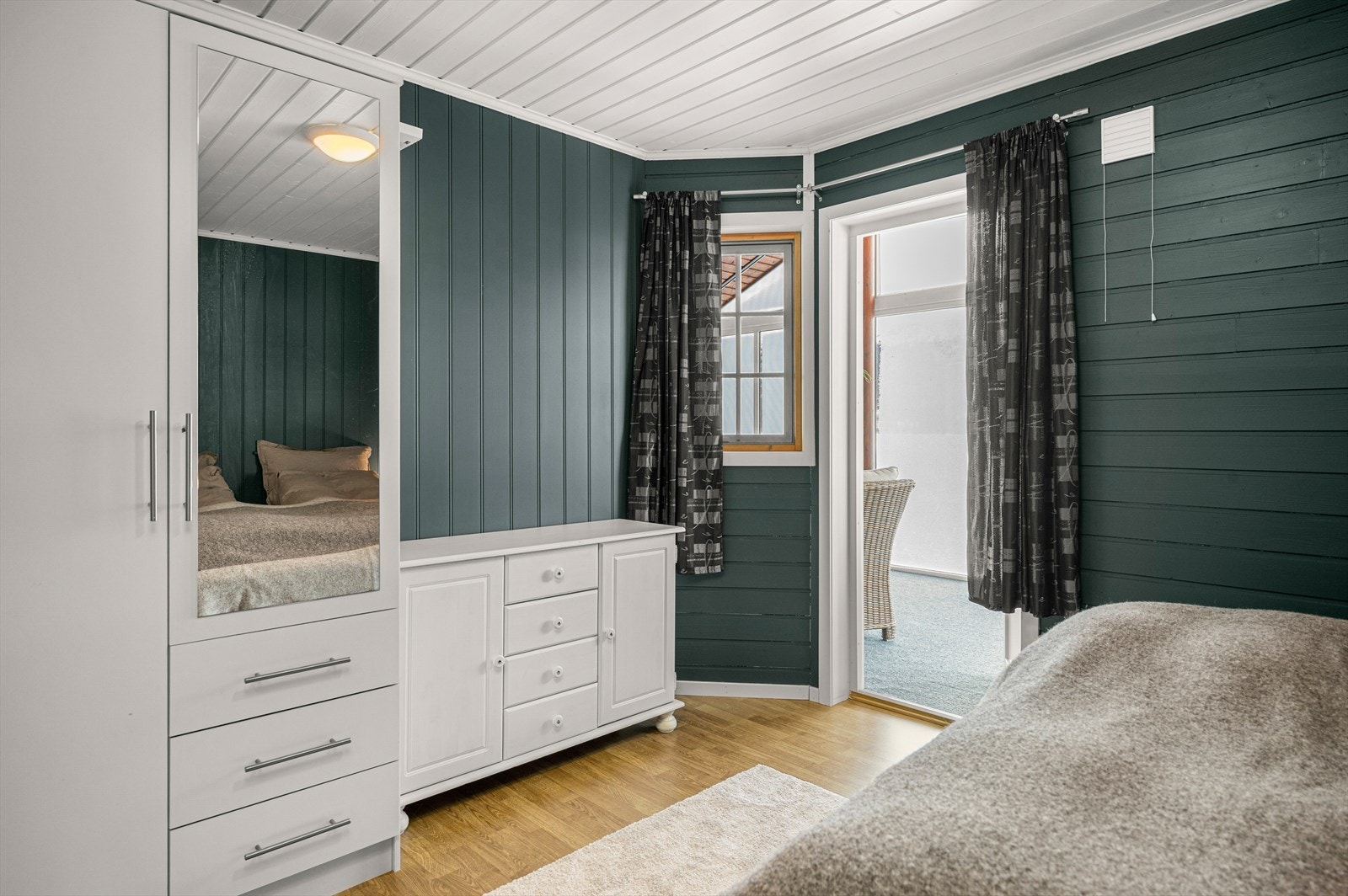 Her er det også garderobeskap med gode oppbevaringsmuligheter. Galleribilde