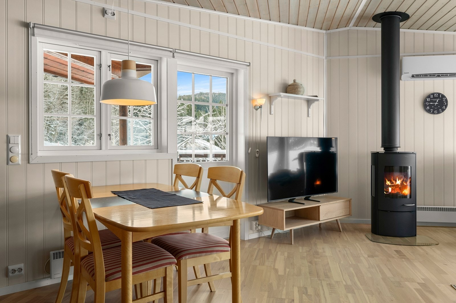 Stuen er naturlig inndelt i ulike brukssoner, og det passer utmerket å innrede med spisebord ved kjøkkenet. Galleribilde