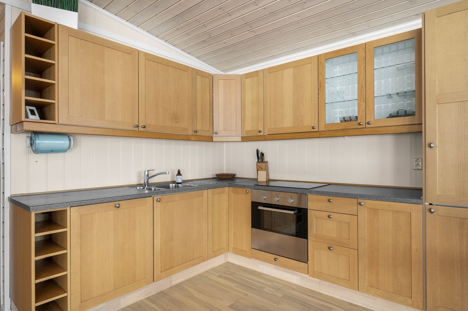 Kjøkkenet er utstyrt med integrerte hvitevarer bestående av platetopp, stekeovn, oppvaskmaskin og kombinert kjøl/frys. Galleribilde