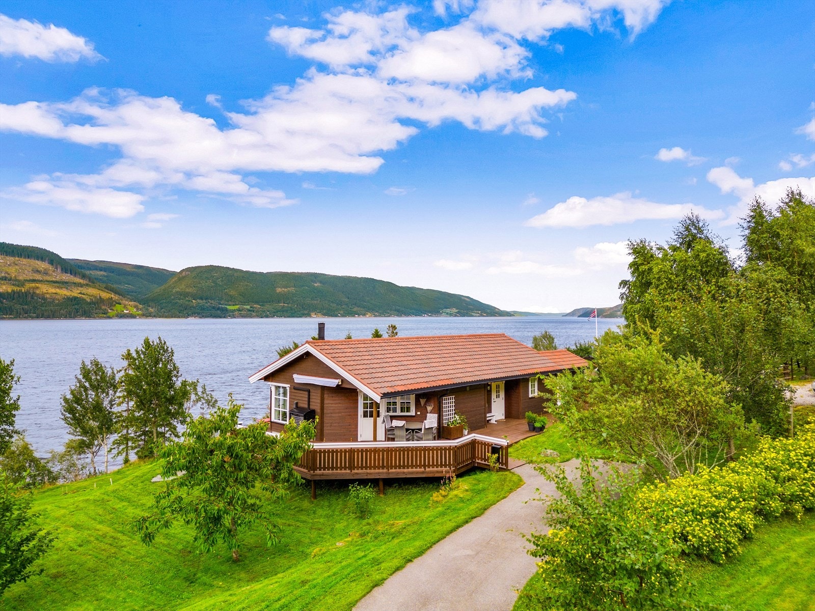 Eiendommen byr på svært gode solforhold og rolige omgivelser. Galleribilde