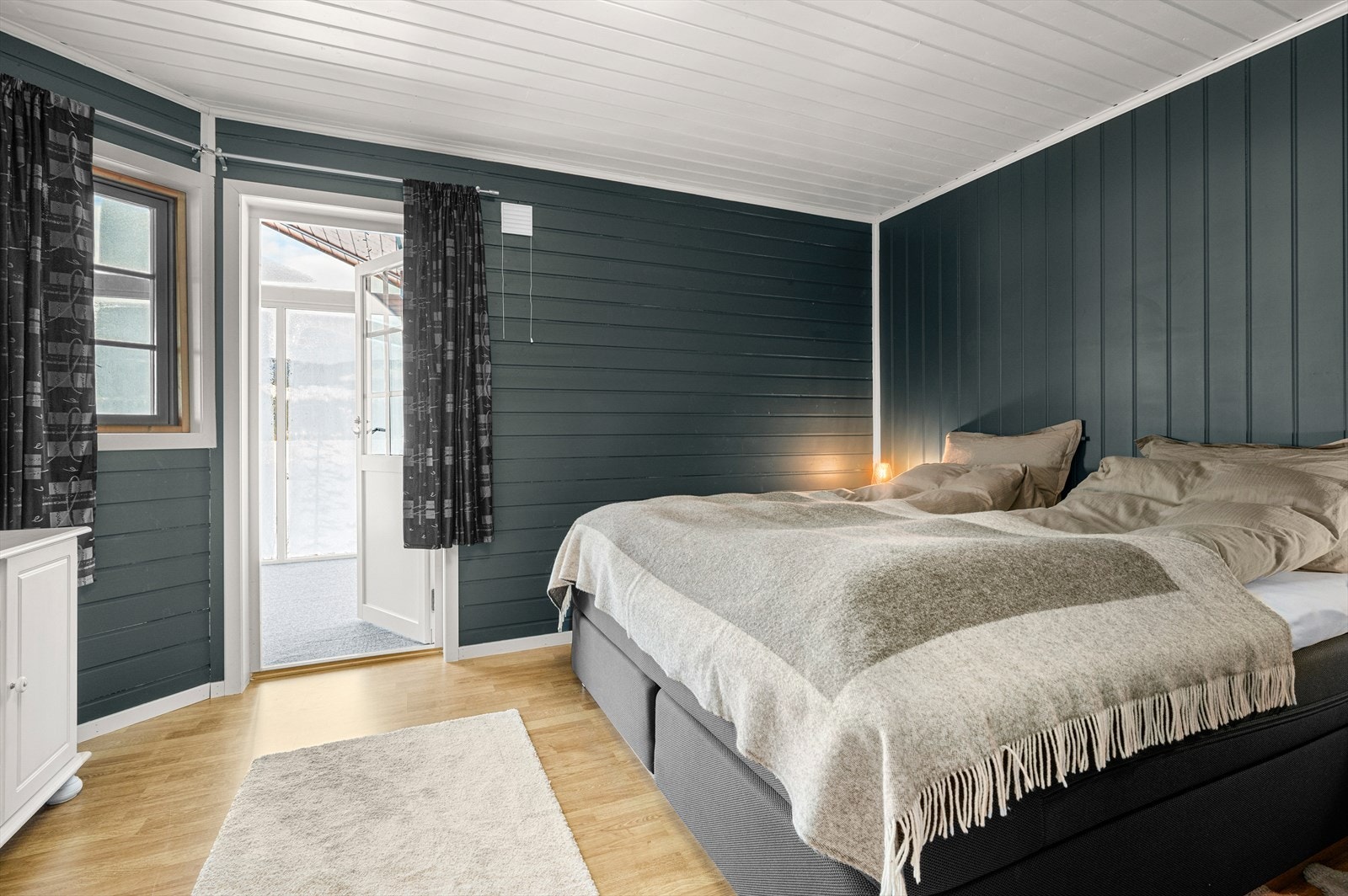 Hovedsoverommet er på hele 10,5 m² og har direkte adgang til vinterhagen. Galleribilde