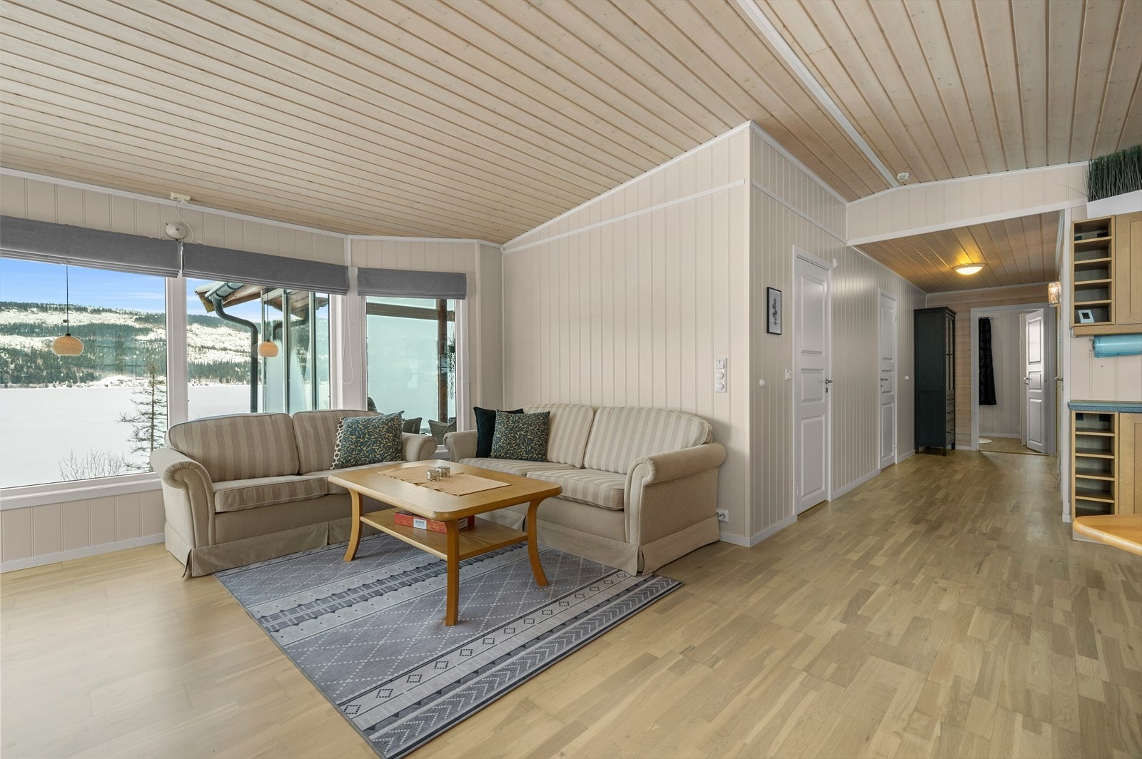 Det er skråhimling med ekstra takhøyde, noe som bidrar til en herlig og luftig atmosfære. Galleribilde