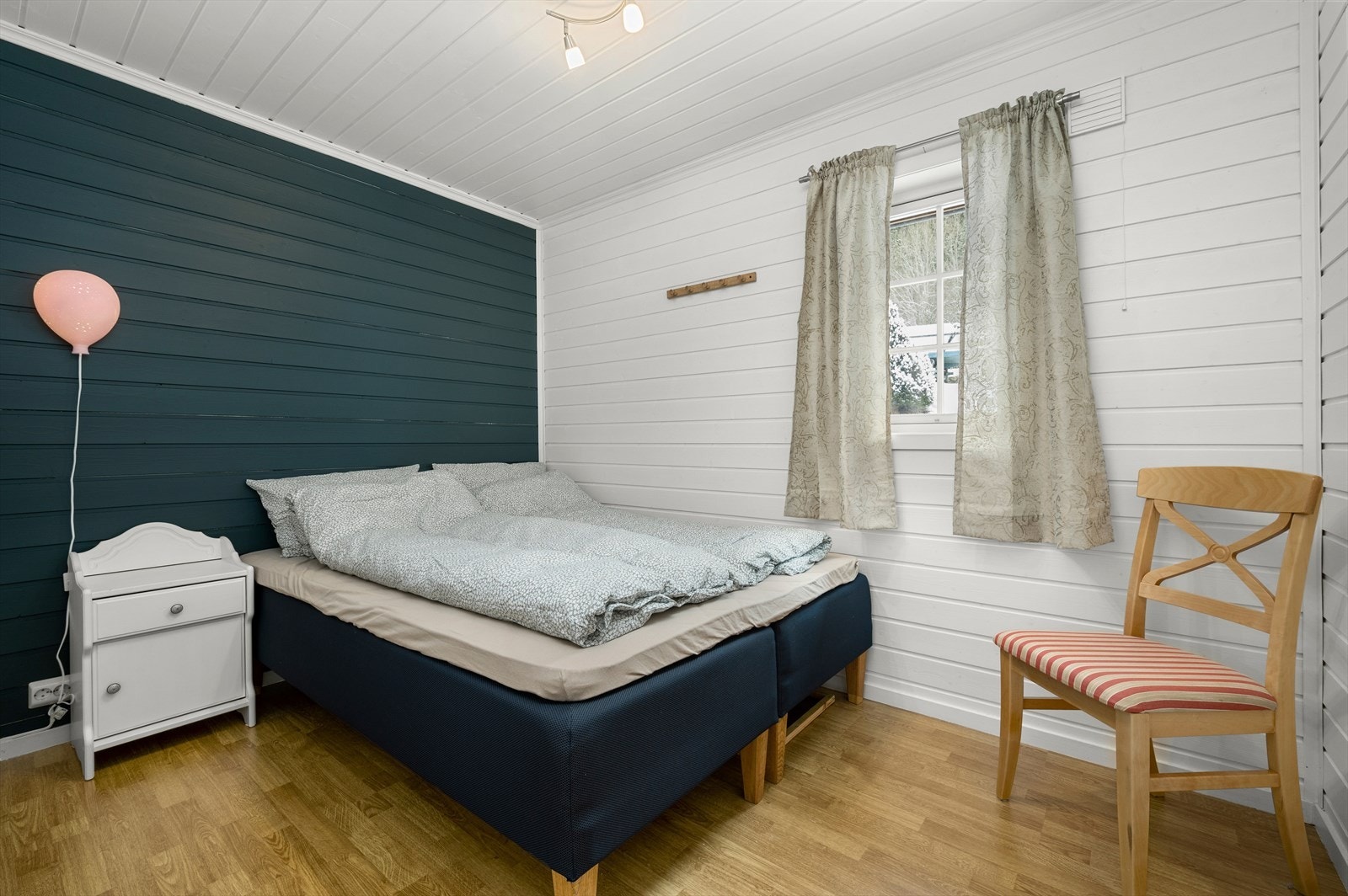 Det andre soverommet måler 7 m² og har god plass til ønsket møblement. Galleribilde