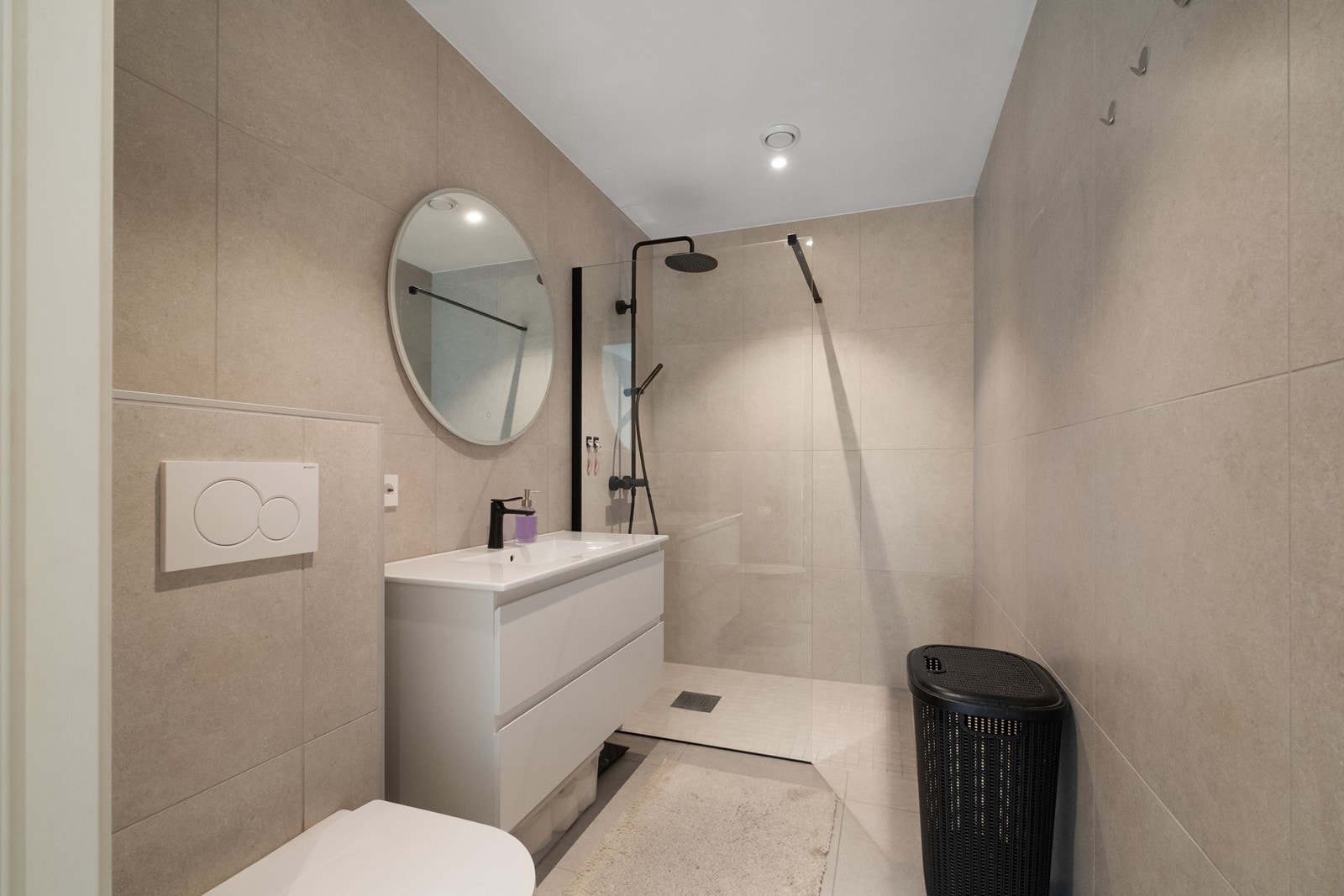 Deilkat oppusset bad i hovedetasje Galleribilde