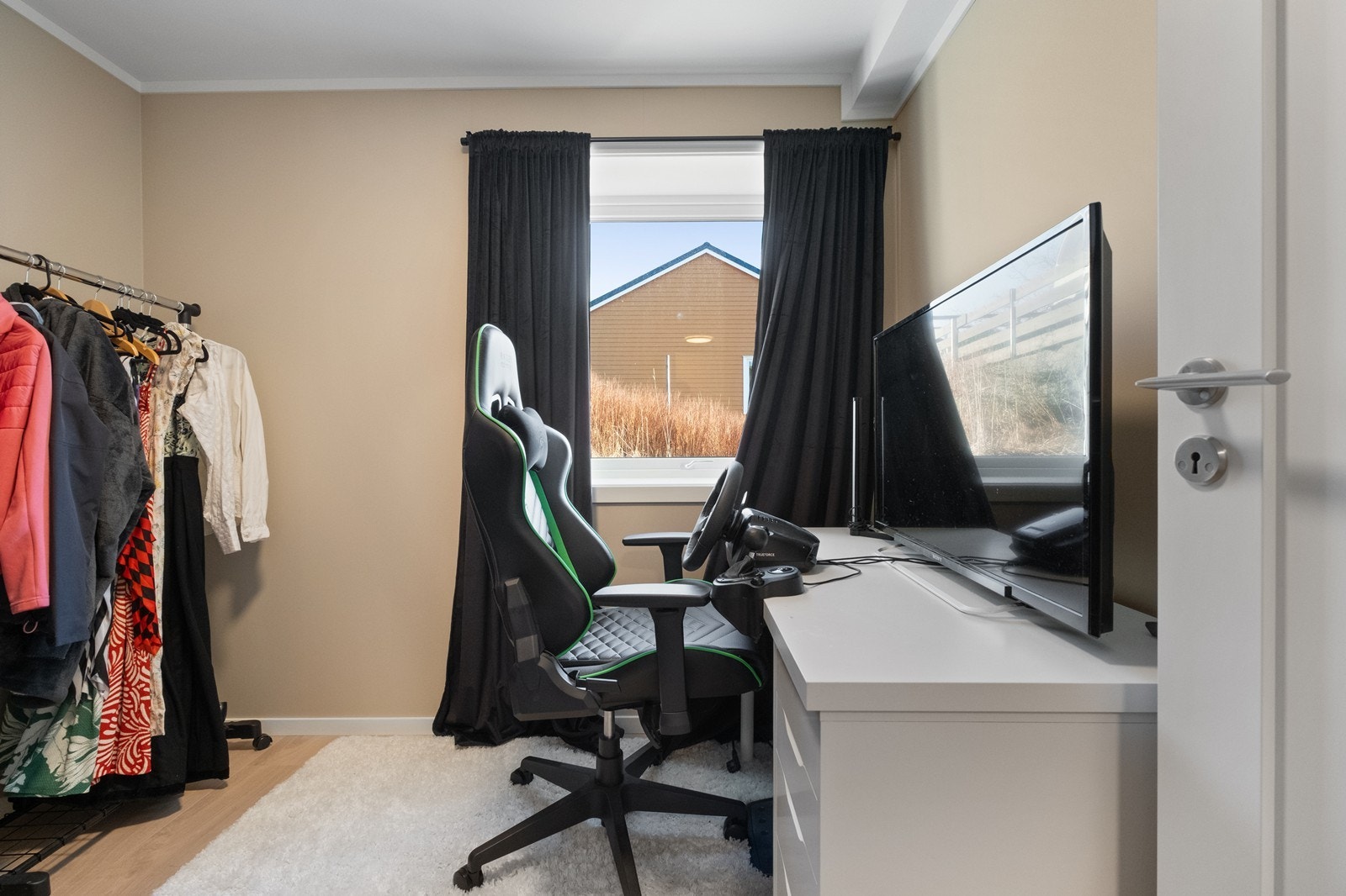 Det er 2 soverom underetasje Galleribilde