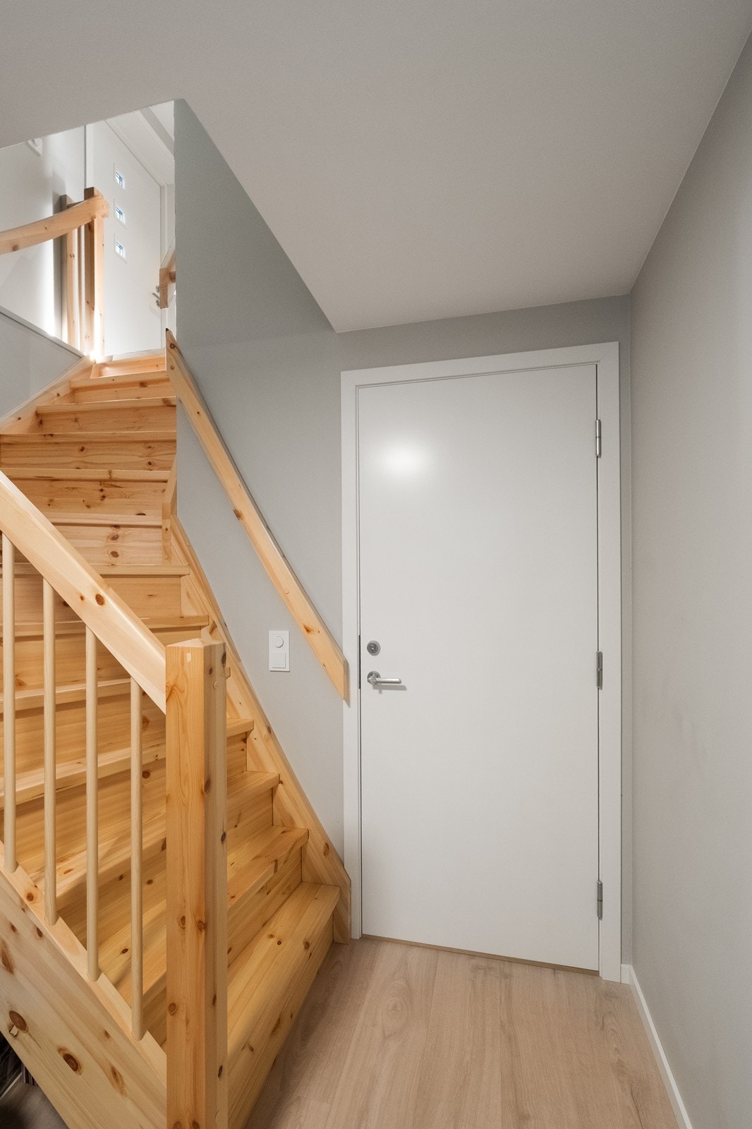 Branndør skiller hovedenhet og leilighet - mulighet å bruke boligen selv eller leie ut Galleribilde