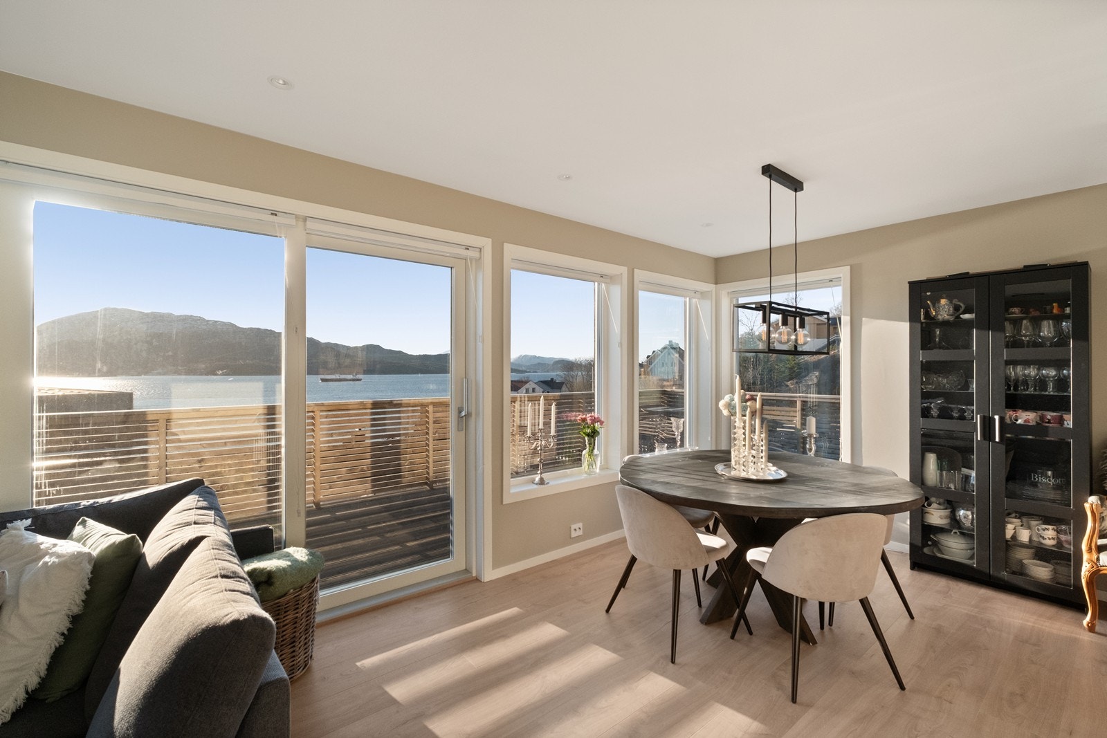 Store vindusflater gir utsyn mot sjøen og slipper inn rikelig med naturlig lys. Galleribilde