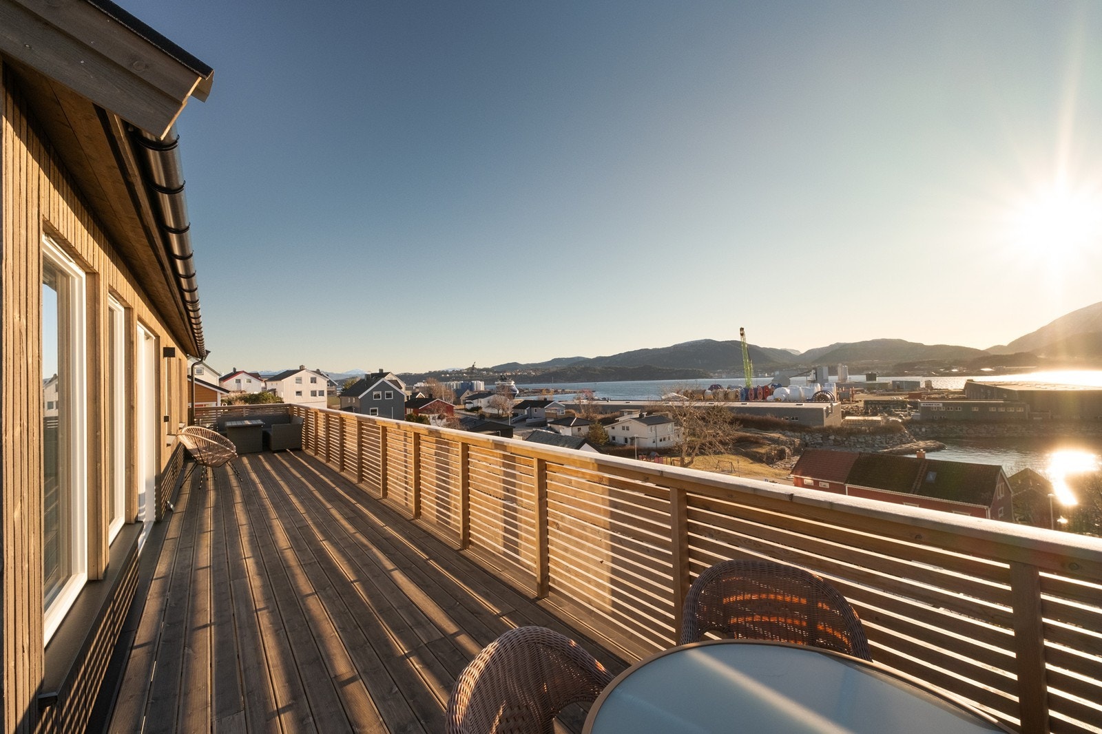 Fra stue har man utgang til en solrik veranda Galleribilde