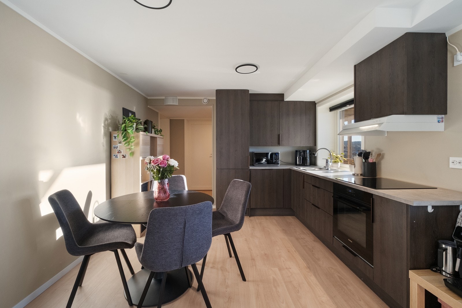 Åpen løsning mot kjøkken. Alt renovert i 2024 Galleribilde