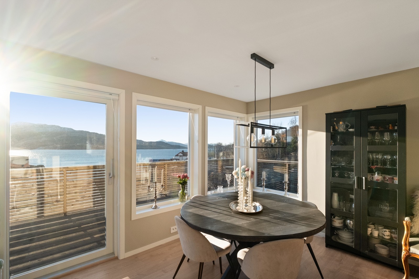 Spiseplass med utsikt mot sjøen gjennom store vinduer. Galleribilde