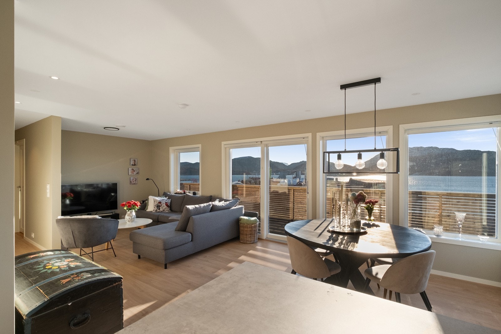 Store vindusflater gir utsyn mot sjøen og slipper inn rikelig med naturlig lys. Galleribilde