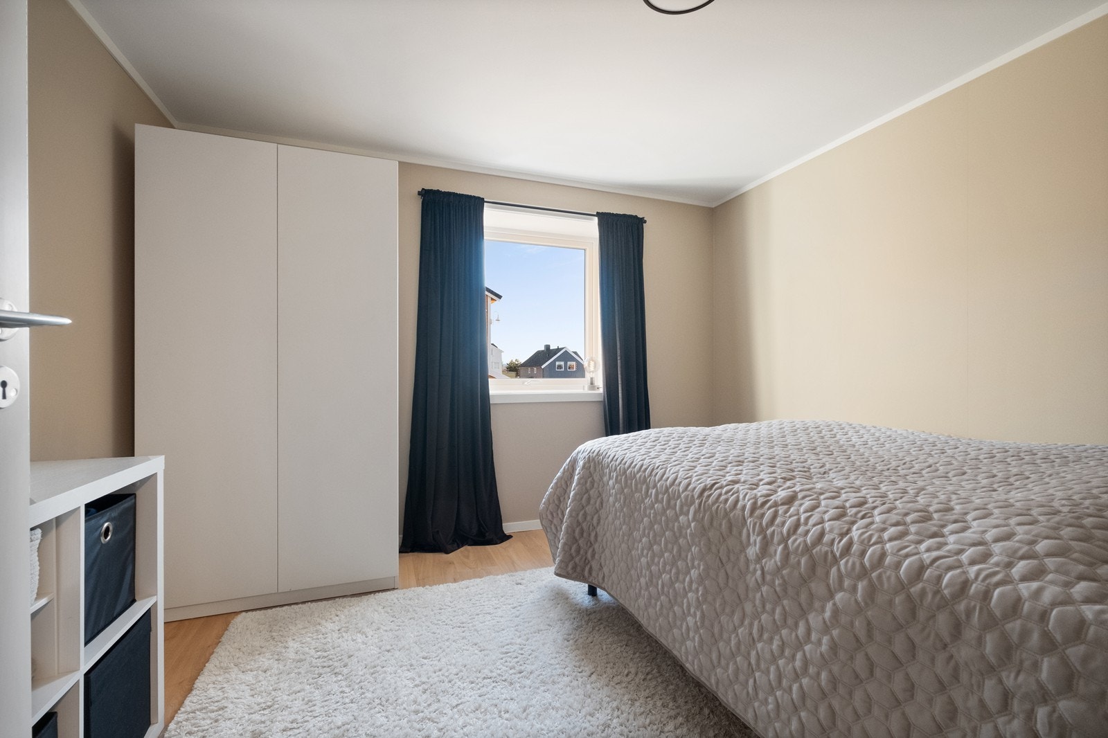 Soverom med garderobeskap Galleribilde