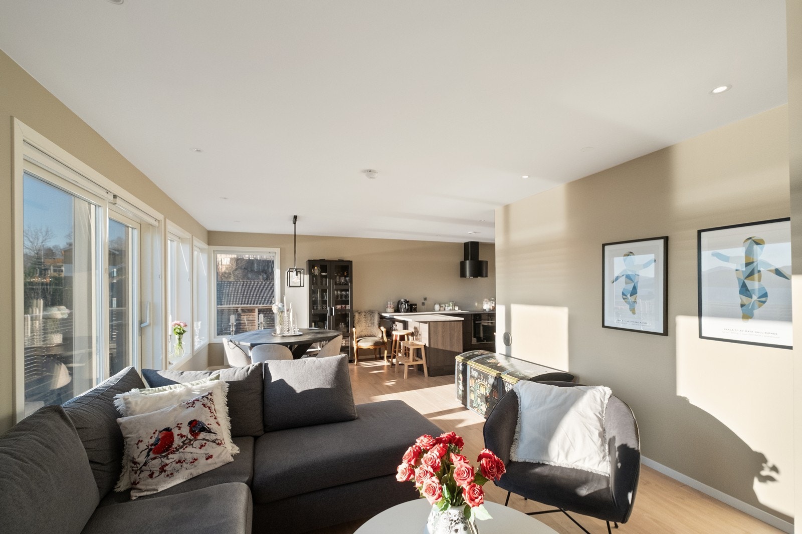 Åpen stue- og kjøkkenløsning med plass til flere sittegrupper. Galleribilde