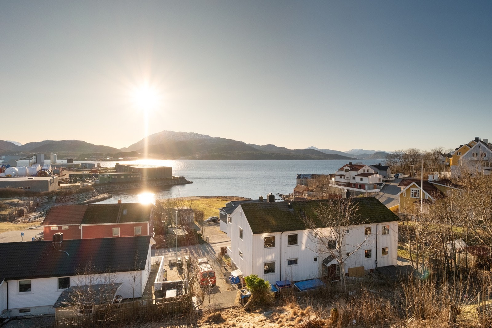 Eiendommen ligger i et naturskjønt område med utsikt over sjøen og omkringliggende landskap. Galleribilde