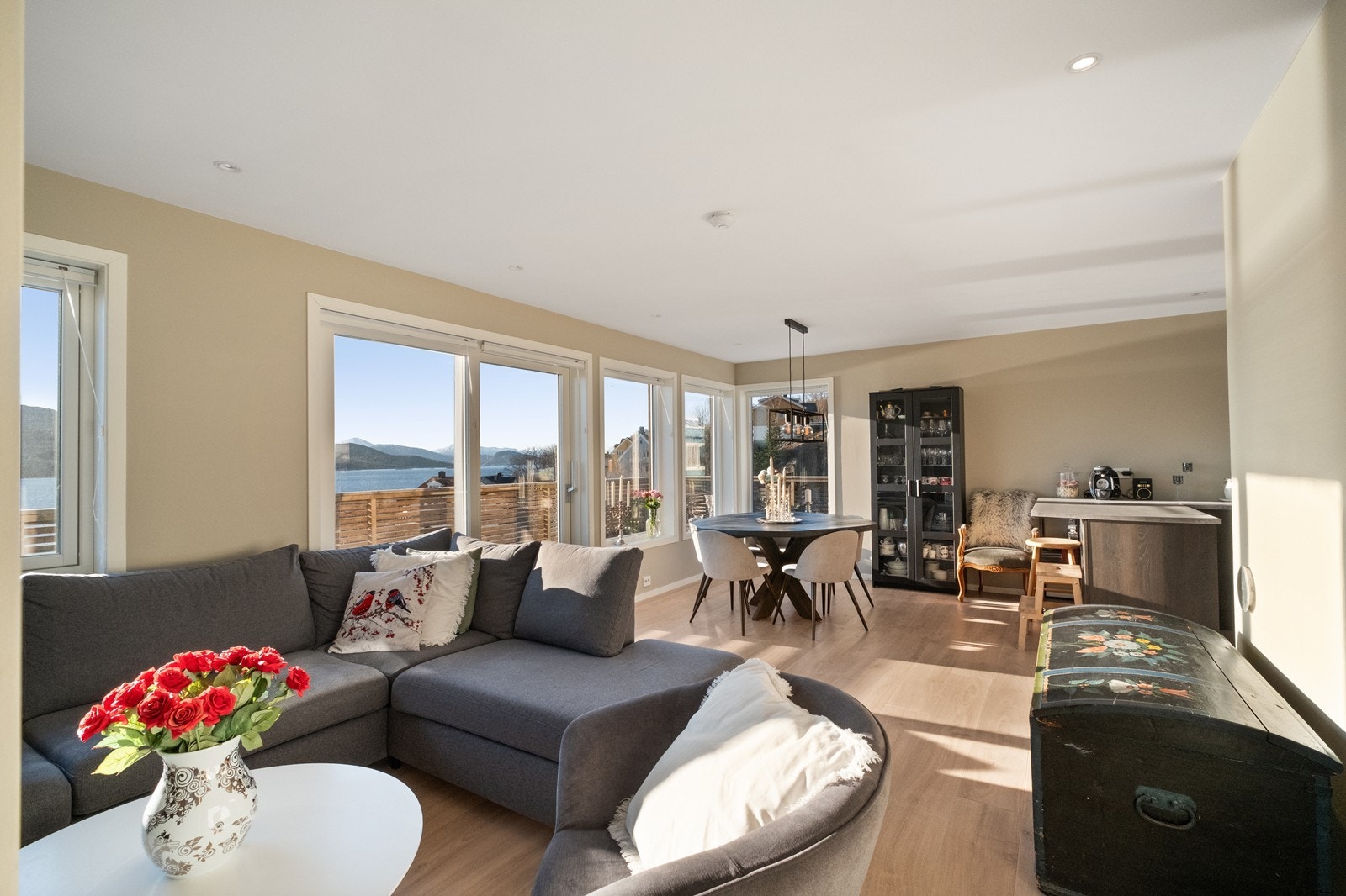 Åpen stue- og kjøkkenløsning med plass til flere sittegrupper. Galleribilde