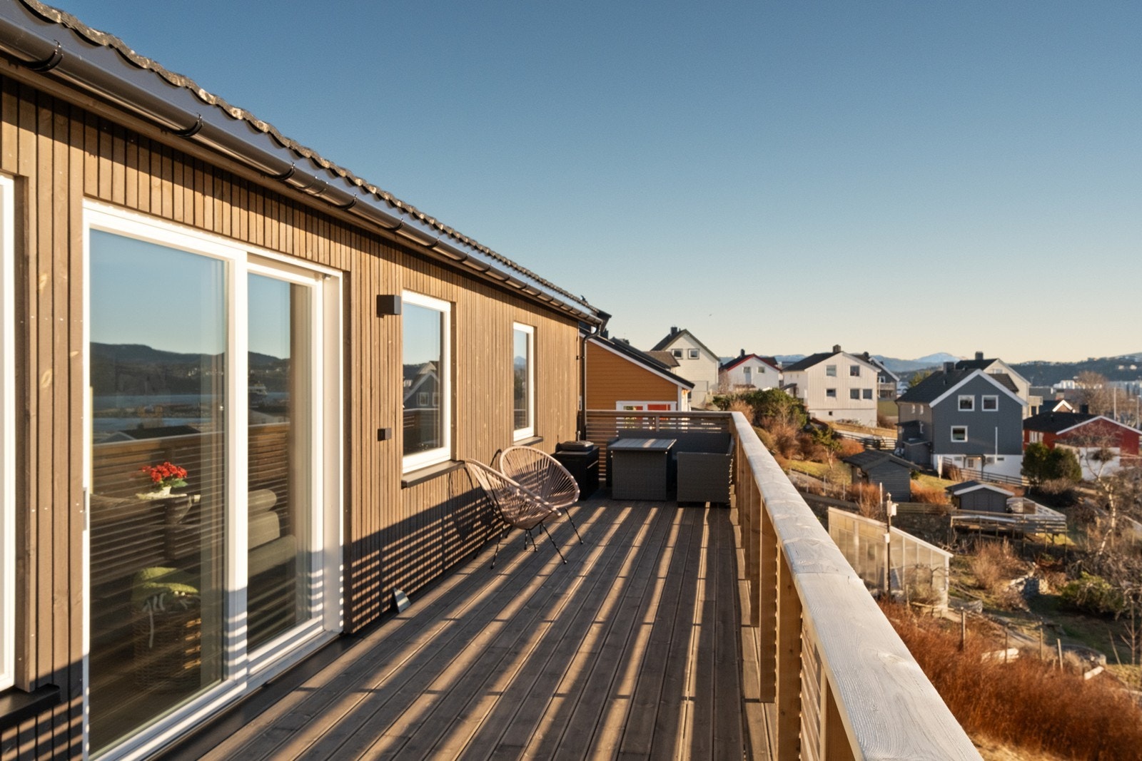 Treverk i Møre Royal på terrasse og husvegg gir et moderne inntrykk Galleribilde