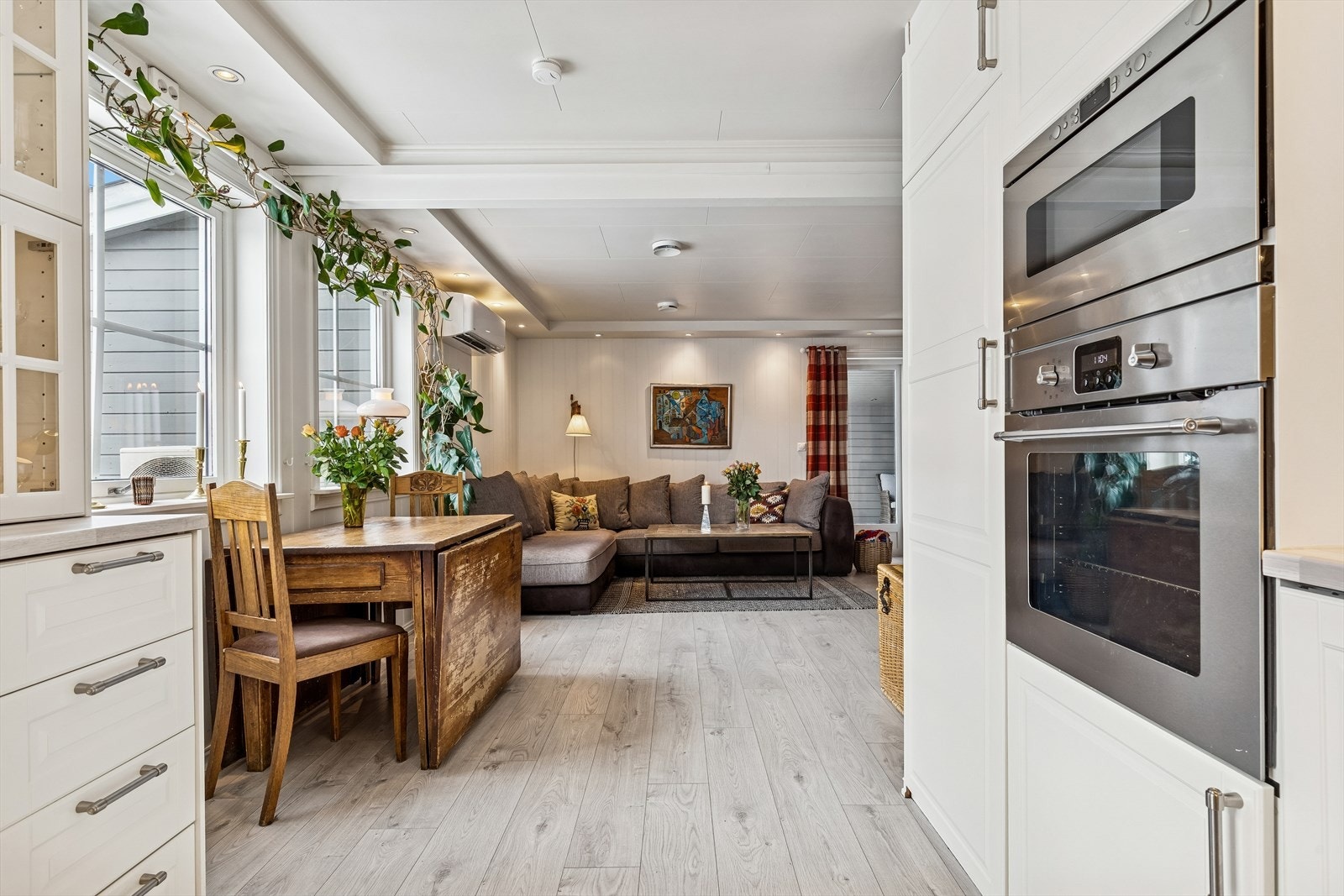 Den sosiale sonen binder stue og kjøkken sammen på en naturlig måte. Galleribilde