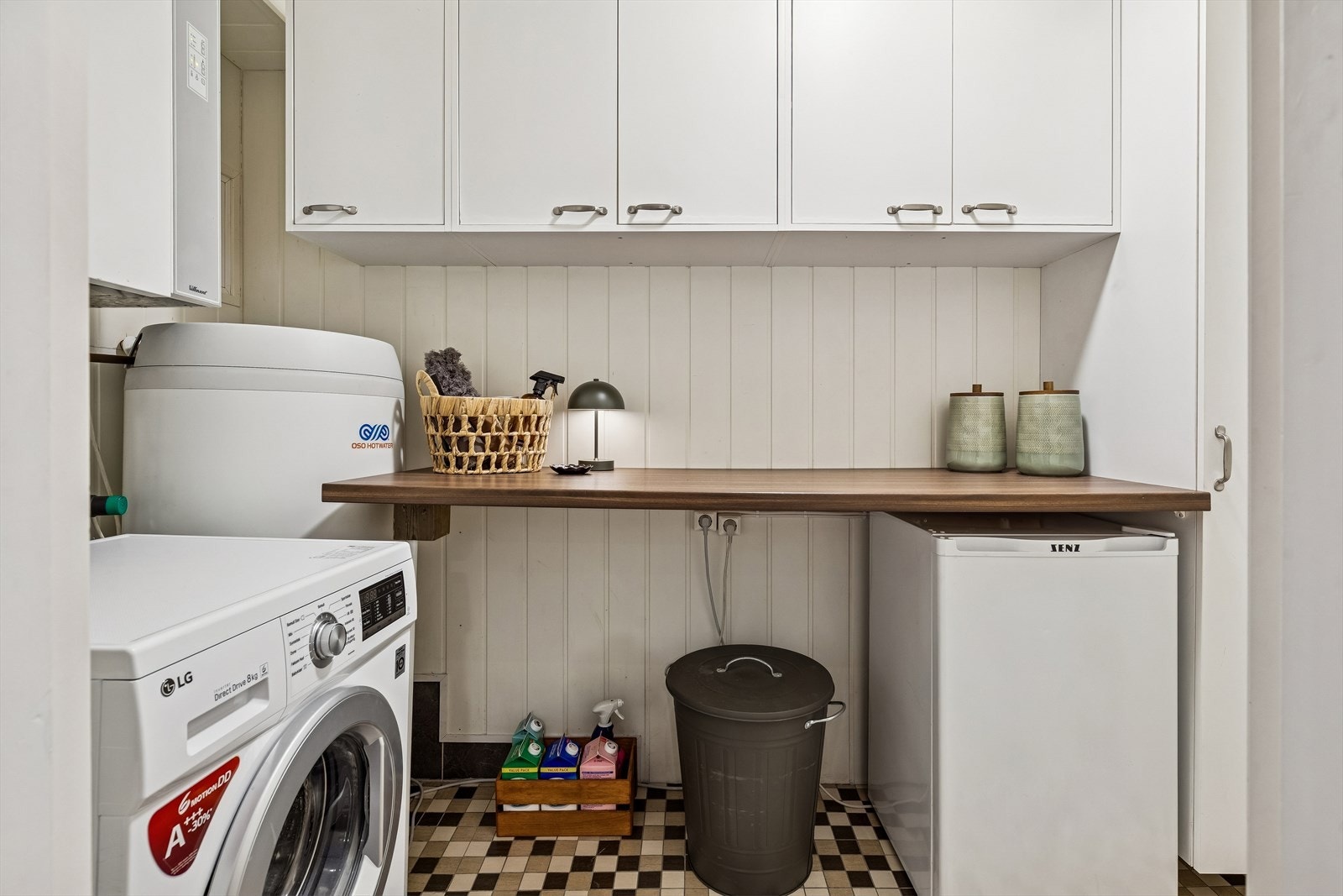 Eget teknisk rom med opplegg for vaskemaskin, varmtvannsbereder og balansert ventilasjon. Galleribilde