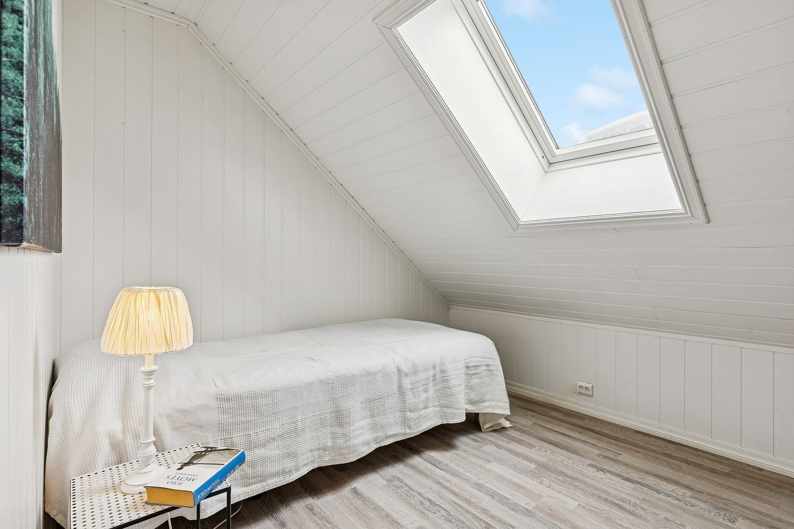 Takvinduet gir godt med naturlig lys til rommet..jpg Galleribilde