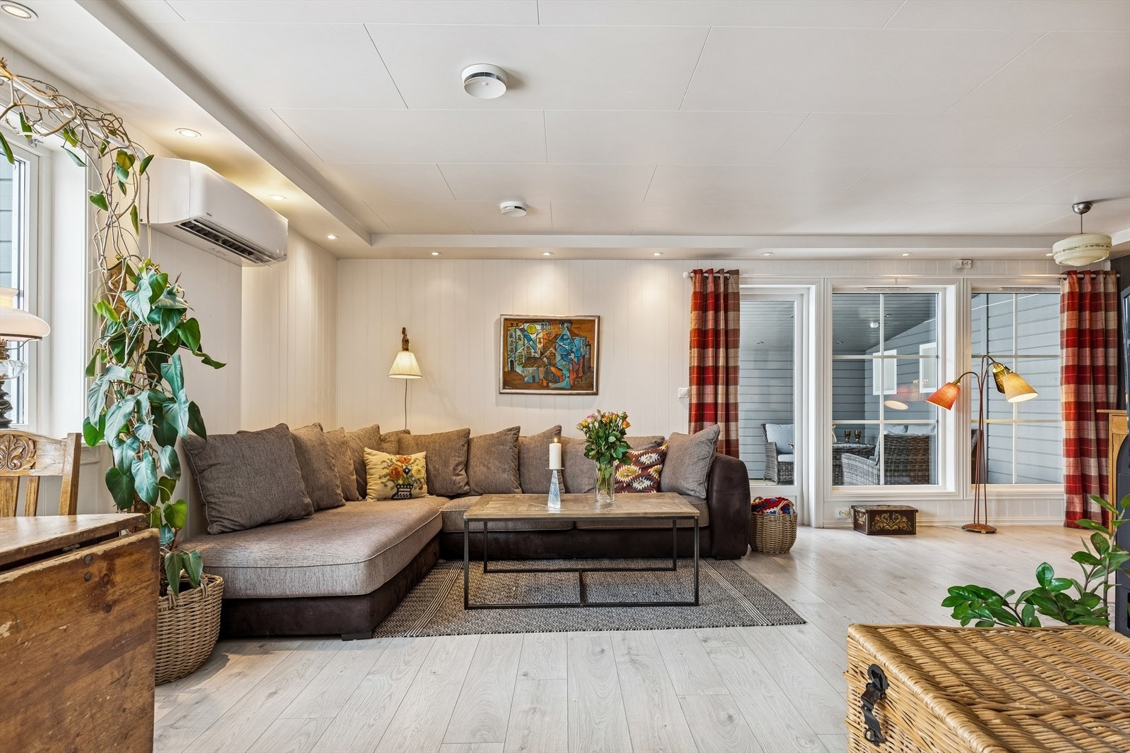 Stuen har god plass til sofagruppe og er utstyrt med luft-til-luft varmepumpe. Galleribilde