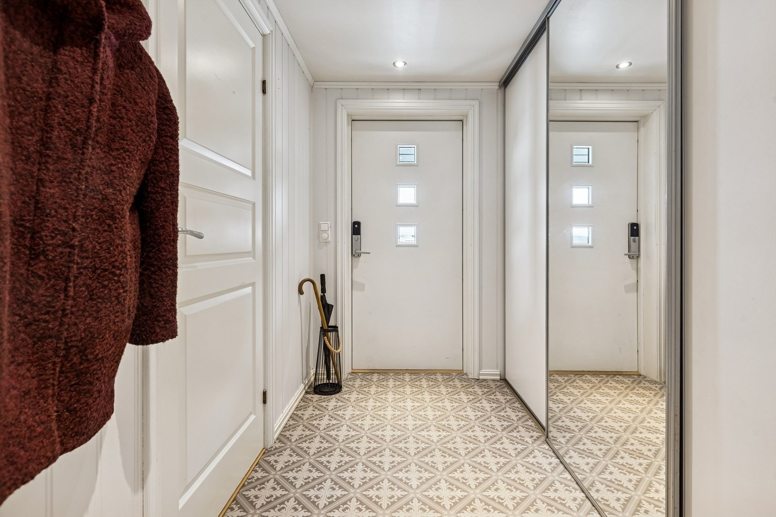 Innbydende entré med gulvvarme og downlights i himlingen. Galleribilde