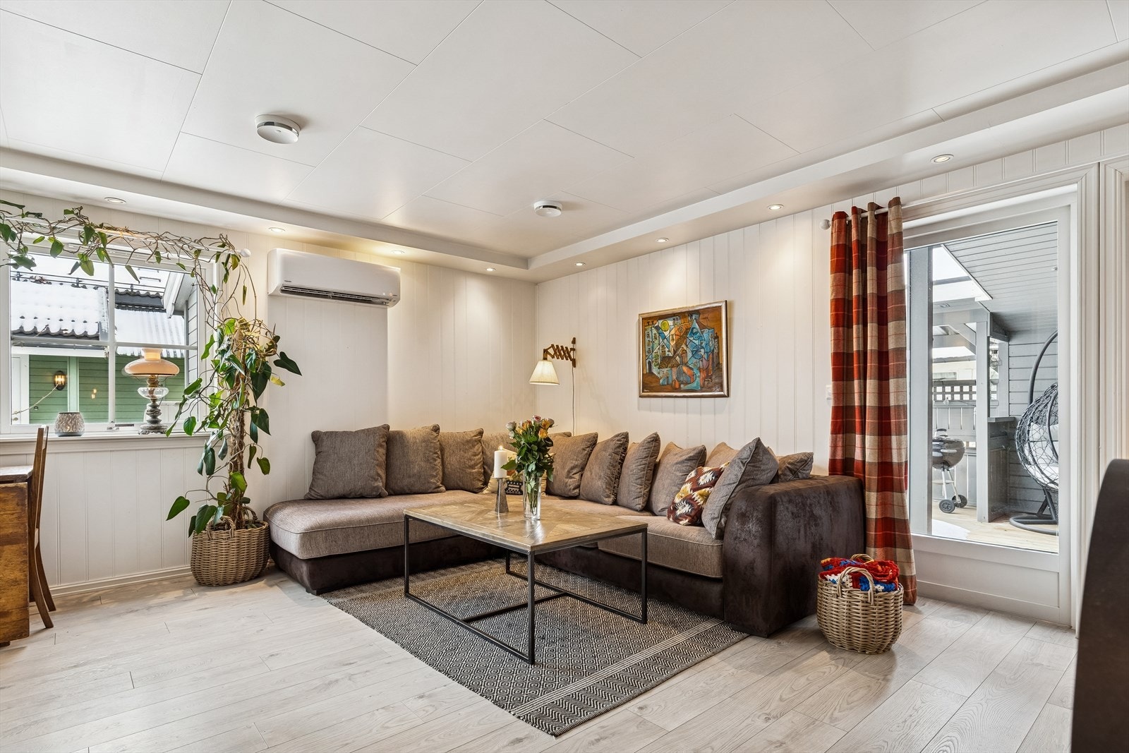 Fra stuen er det direkte utgang til den store, vestvendte terrassen. Galleribilde