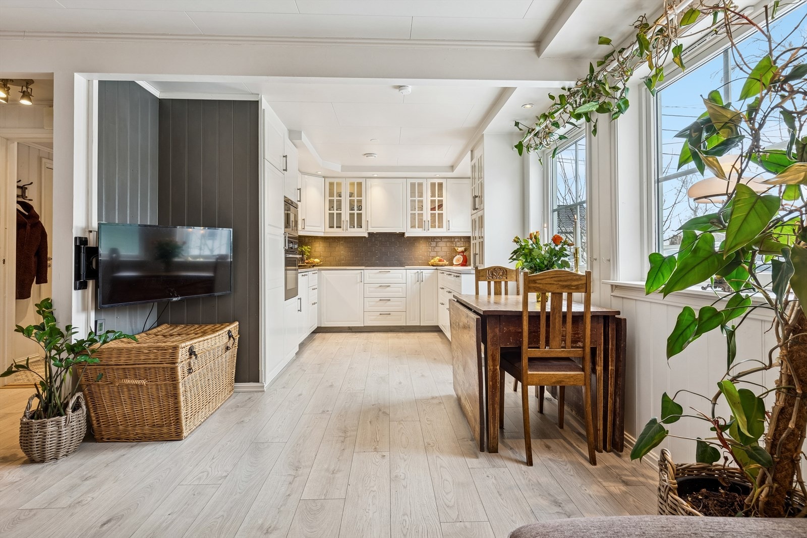 Den åpne løsningen mellom stue og kjøkken skaper et lyst og luftig allrom. Galleribilde