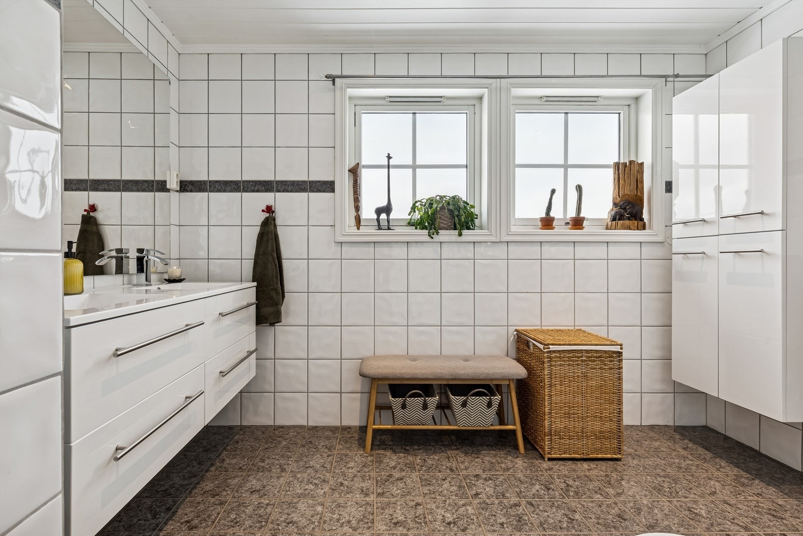 Stort, flislagt bad med gulvvarme for ekstra komfort. Galleribilde