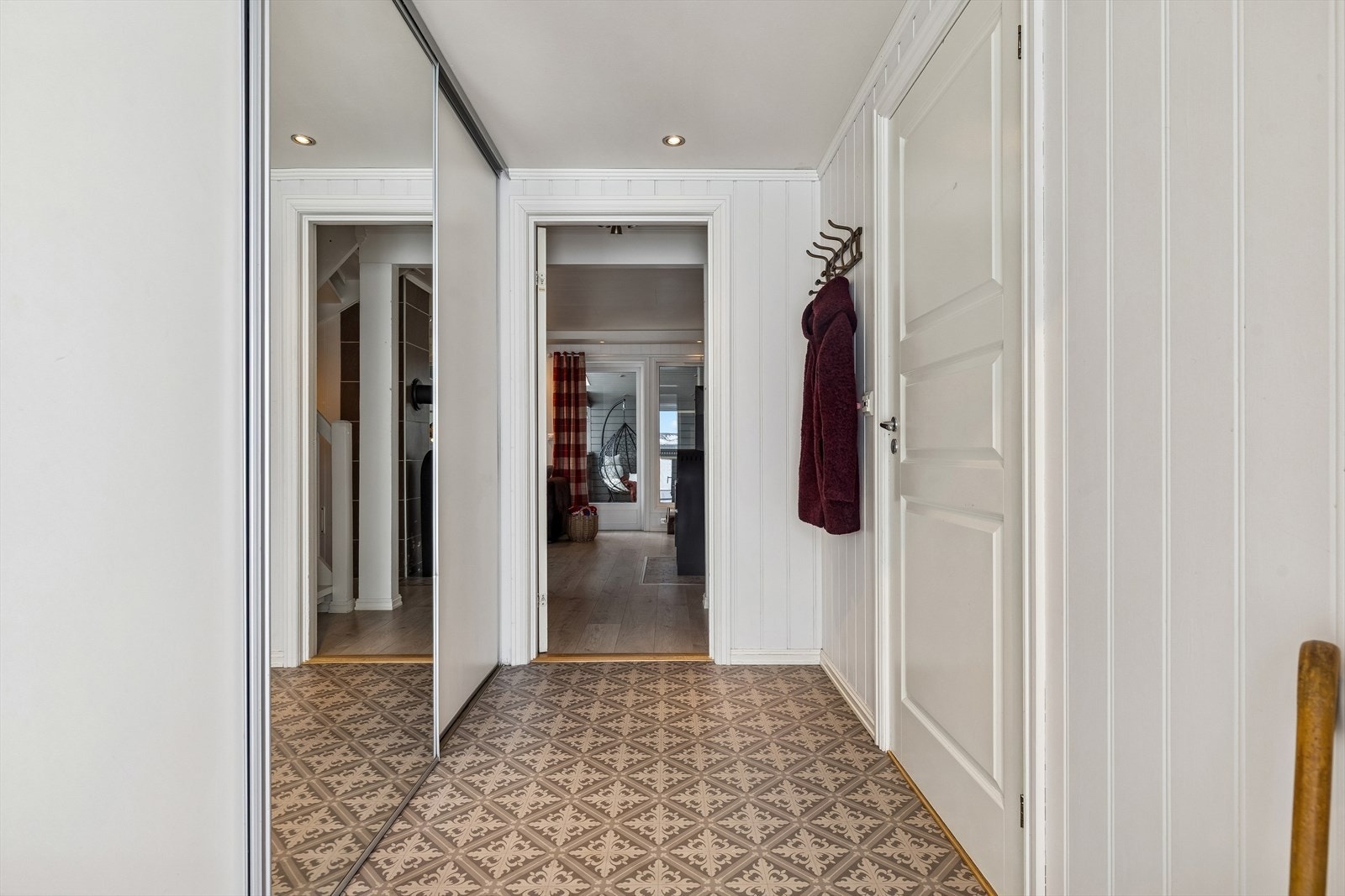 Fra entreen er det direkte tilgang til boligens sosiale sone. Galleribilde