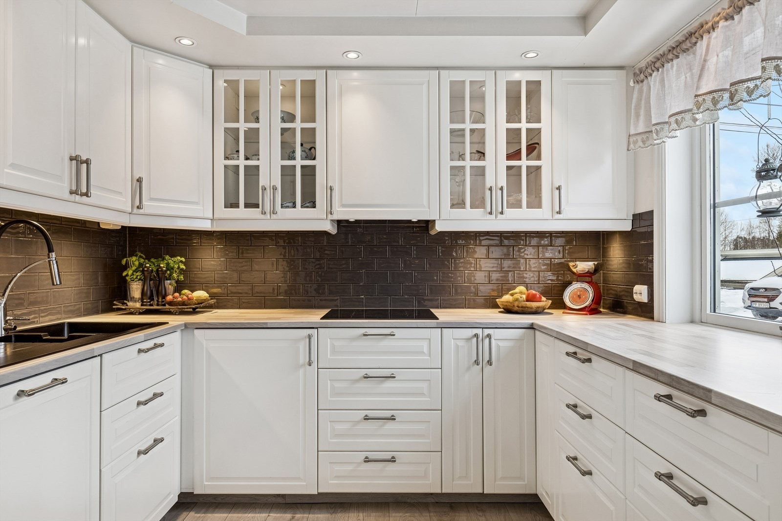 Kjøkkeninnredningen har profilerte fronter og slitesterke laminatbenkeplater. Galleribilde