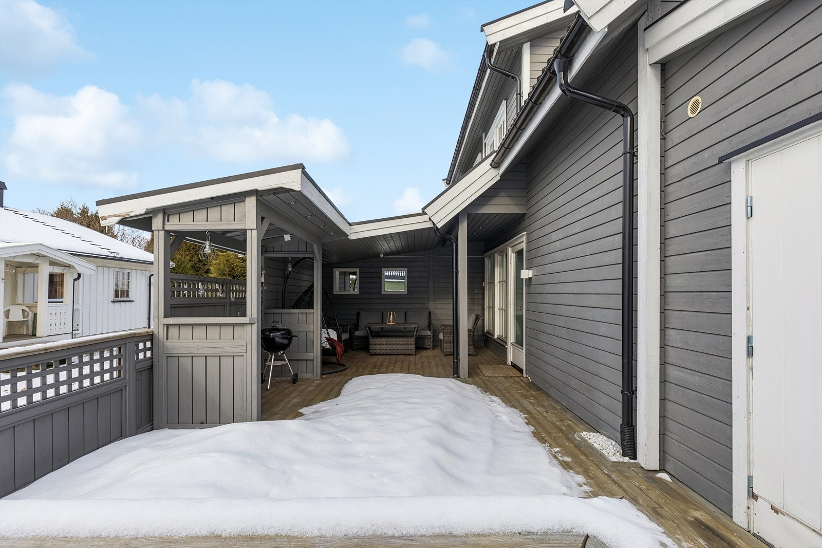 Den vestvendte terrassen er på totalt 38 m², med god plass til utemøbler og grill. Galleribilde