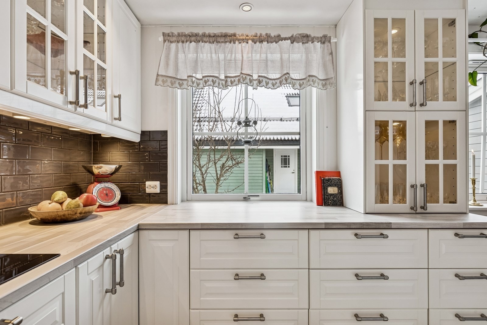 Gode oppbevaringsløsninger med overskap, underskap og et praktisk hjørneskap med karusell. Galleribilde