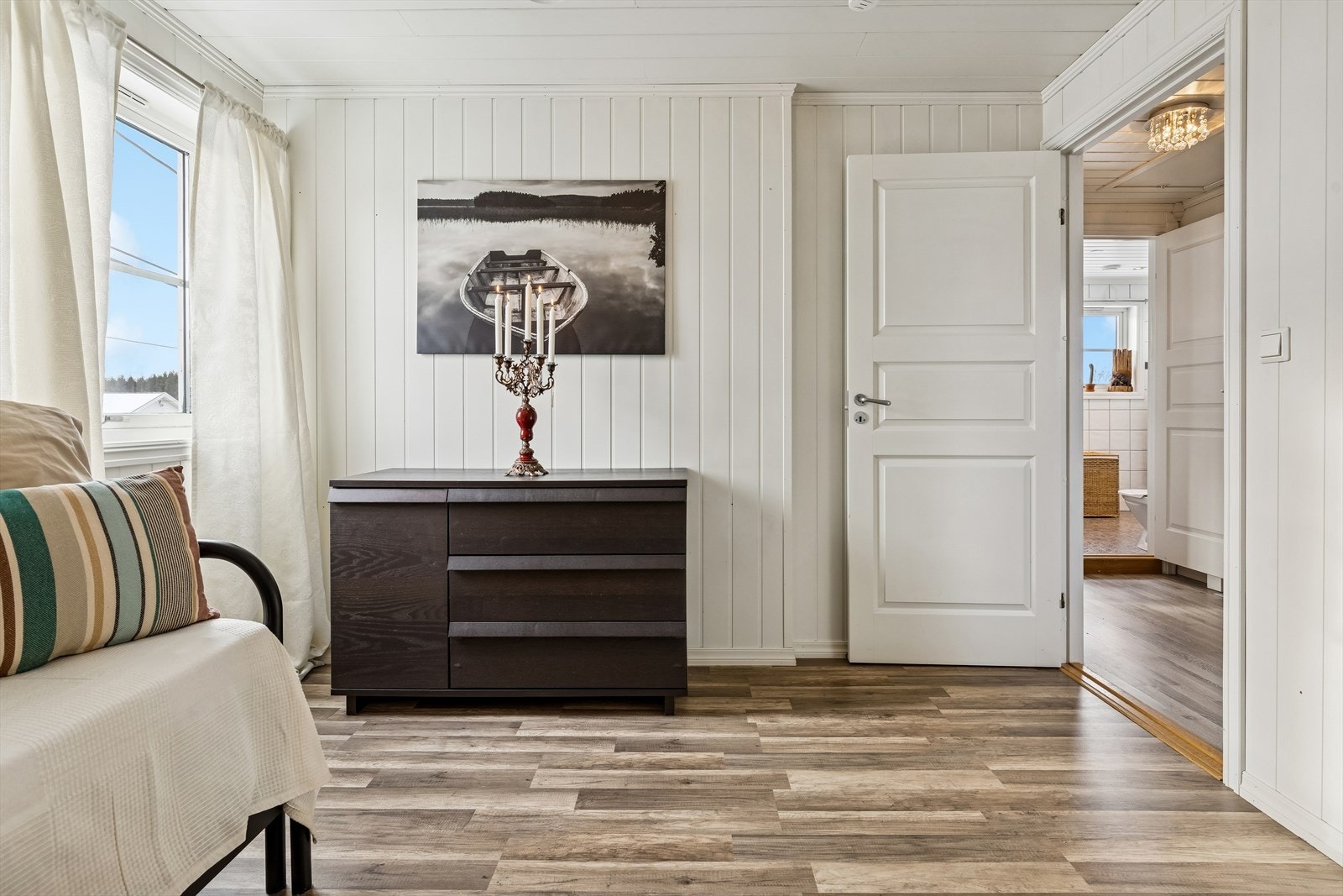 Alle soverommene har vegger med malte profilerte plater og malt MDF-panel i himling. Galleribilde