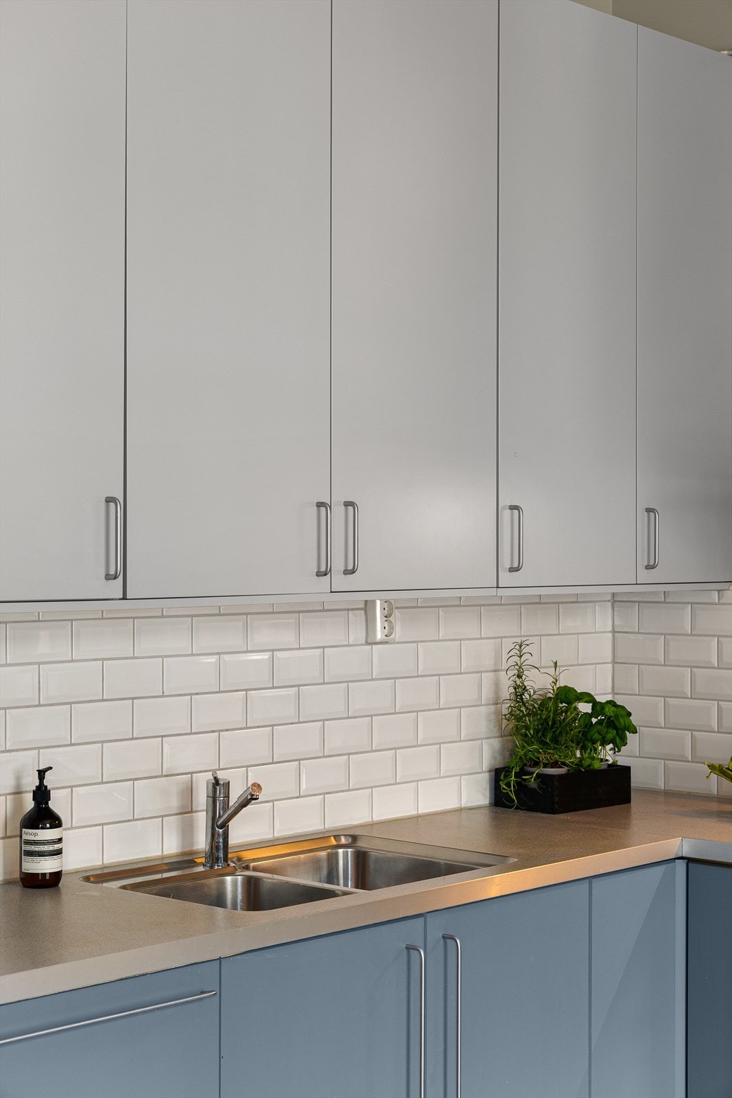 Et flott kjøkken med store arbeidsflater. Galleribilde