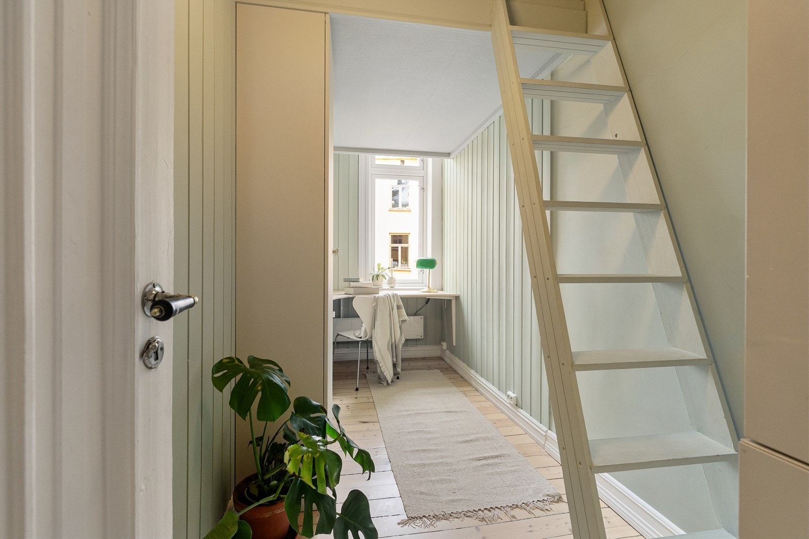 Det andre soverommet har en praktisk hems som soveplass og gir ekstra areal og legger til rette for skrivepult eller annen innredning under. Galleribilde