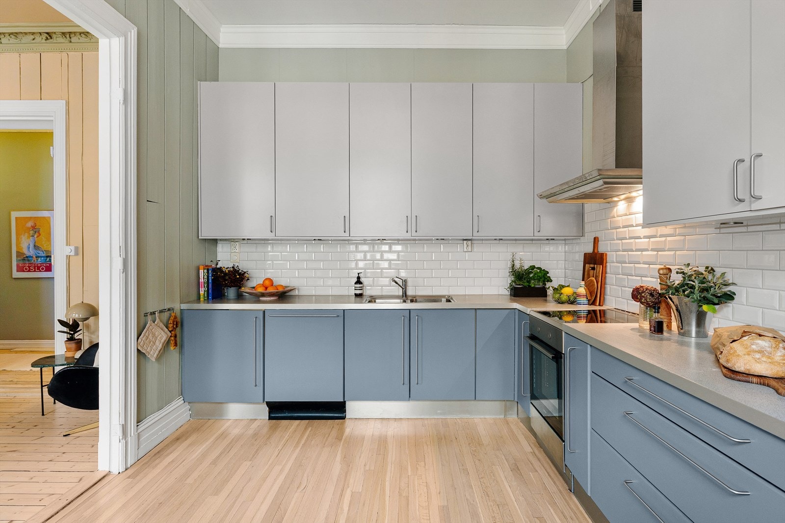 Innredningen er fra HTH med glatte, laminerte fronter, laminert benkeplate og fliser mellom over og underskap. Galleribilde