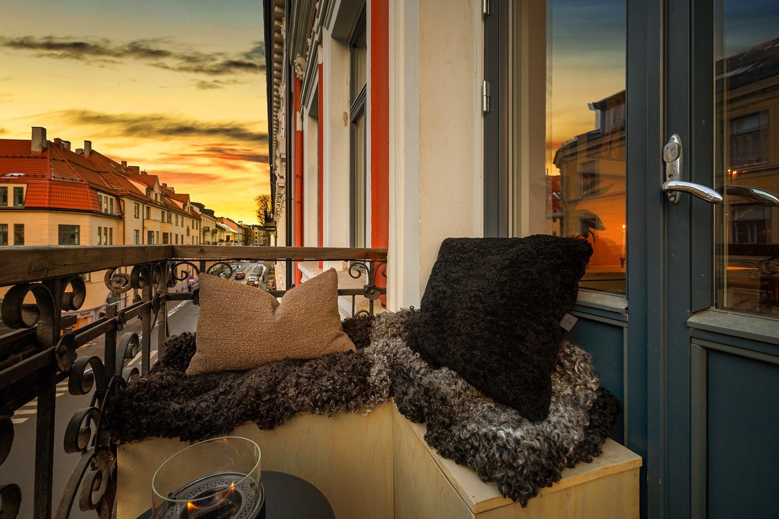 Sjarmerende og klassisk 4-roms selveier med god standard, imponerende takhøyde på ca 3,28 m og vestvendt balkong. Galleribilde