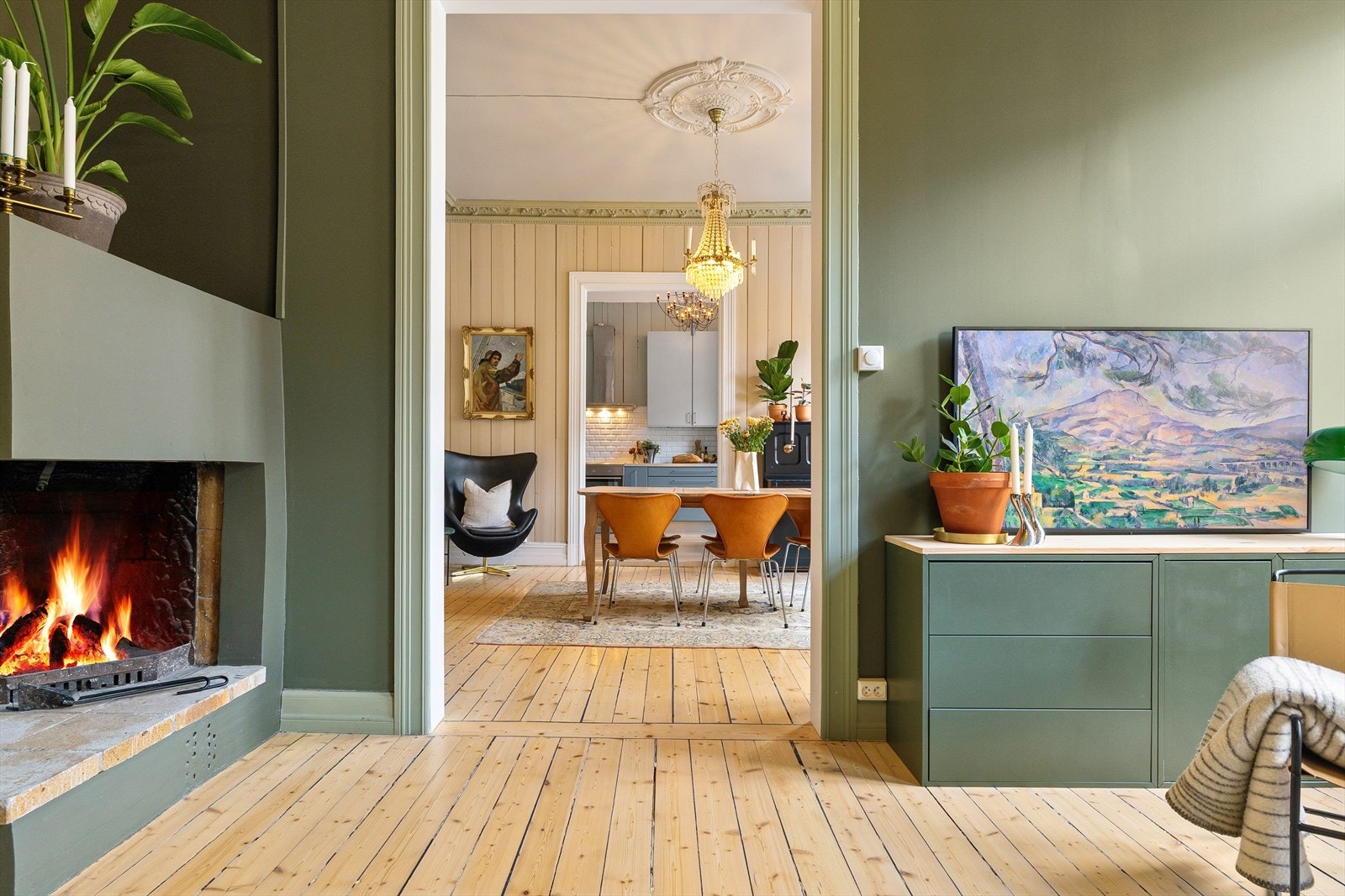 Leiligheten byr på tre oppholdsrom på rad gir en herskapelig planløsning og skaper en romslig og innbydende atmosfære. Galleribilde