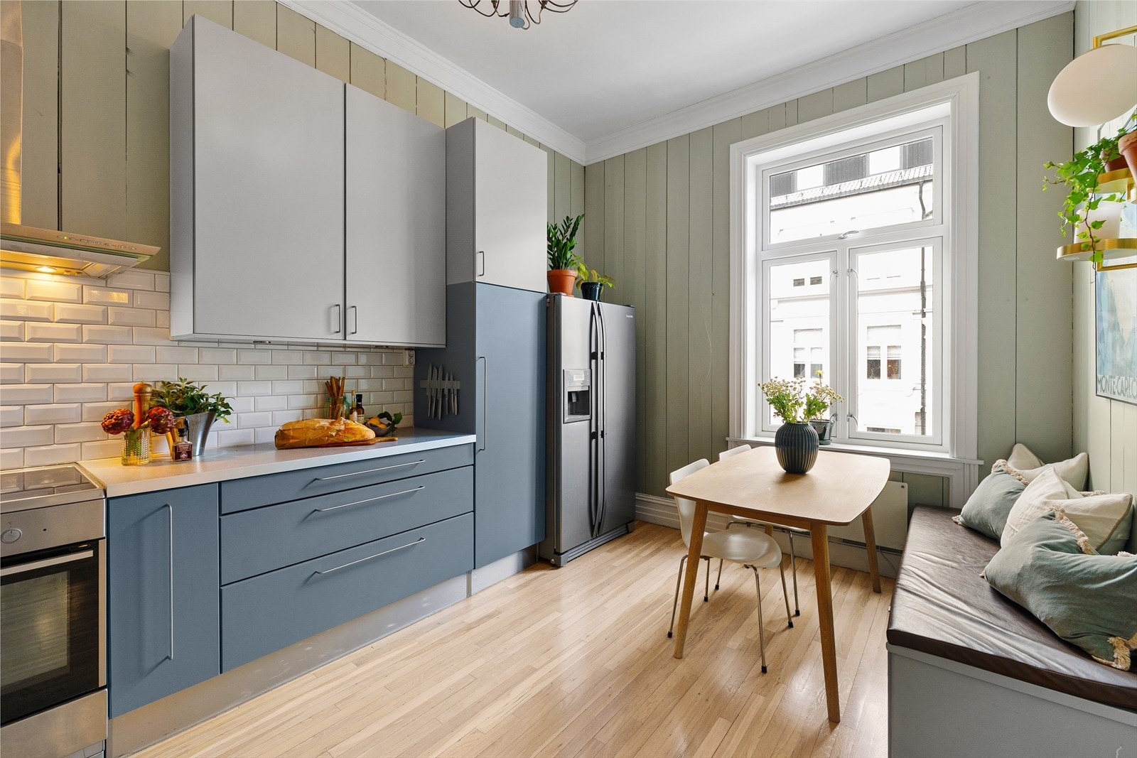 Store vindusflater sikrer godt med naturlig lys. Galleribilde