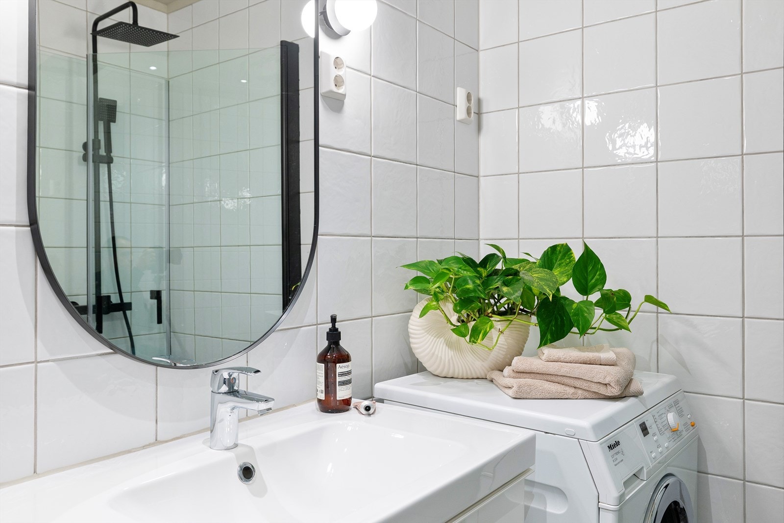 Det er opplegg for vaskemaskin og elektrisk styrt vifte for god ventilasjon. Galleribilde