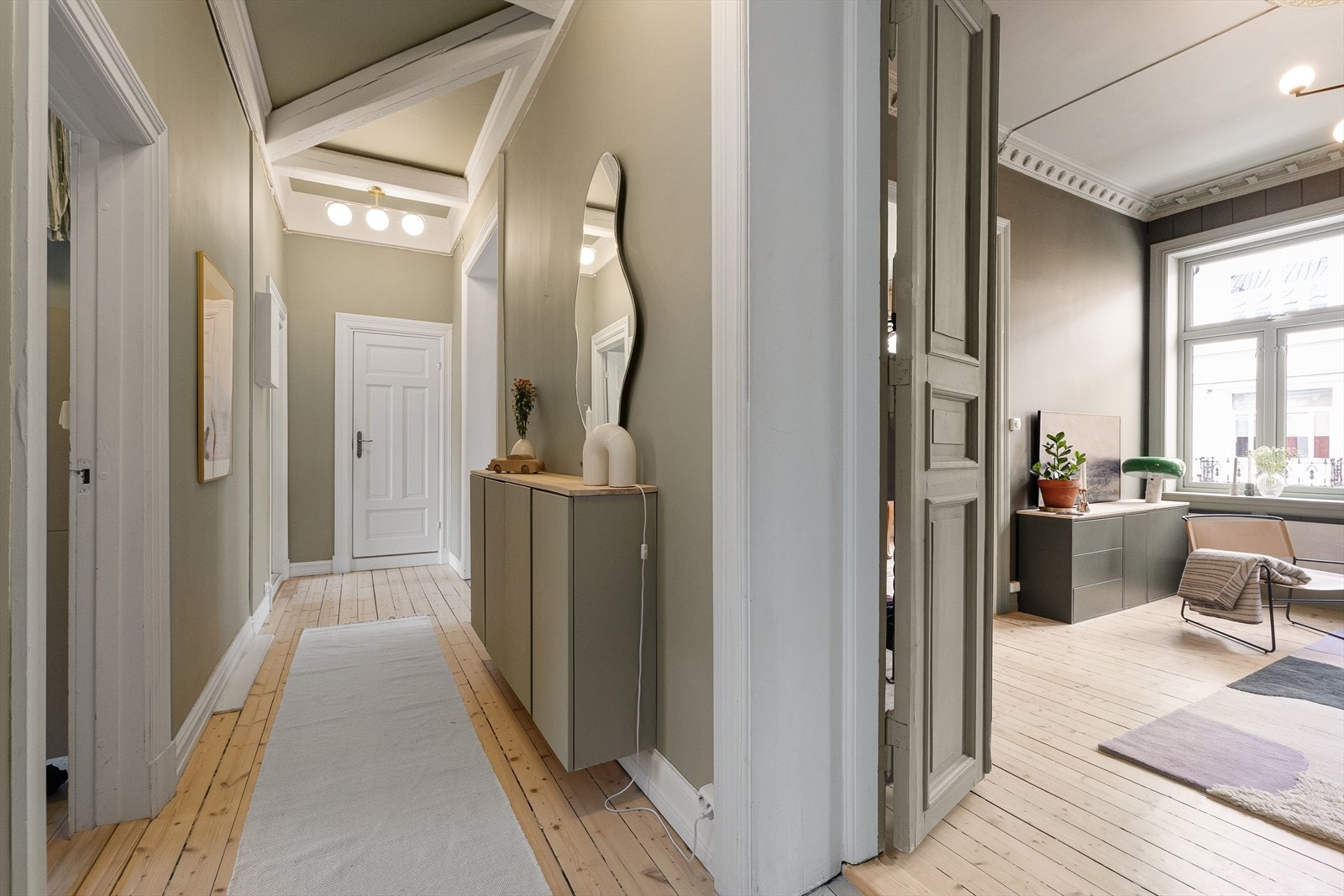 Romslig og innbydende entré som strekker seg inn i boligen og gir et svært godt førsteinntrykk. Galleribilde