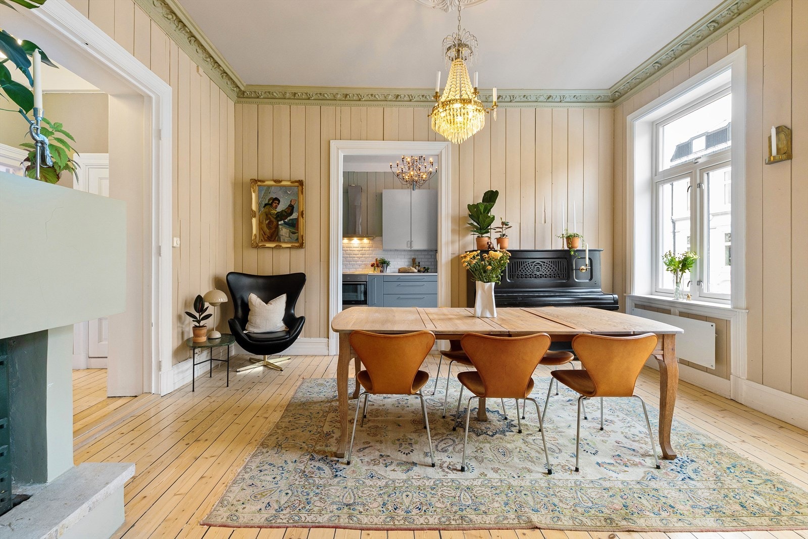 Rommet byr på en imponerende takhøyde på nesten 3,3 meter! Galleribilde