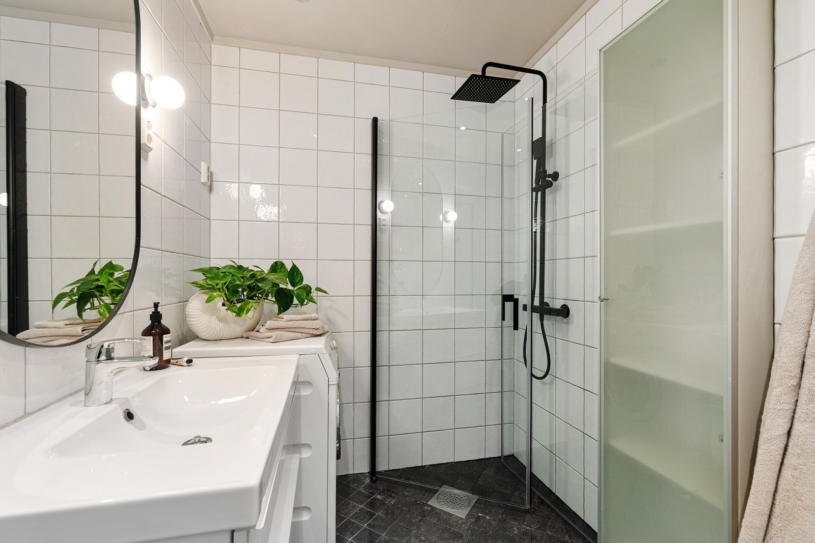 Pent, flislagt bad med gulvvarme. Galleribilde