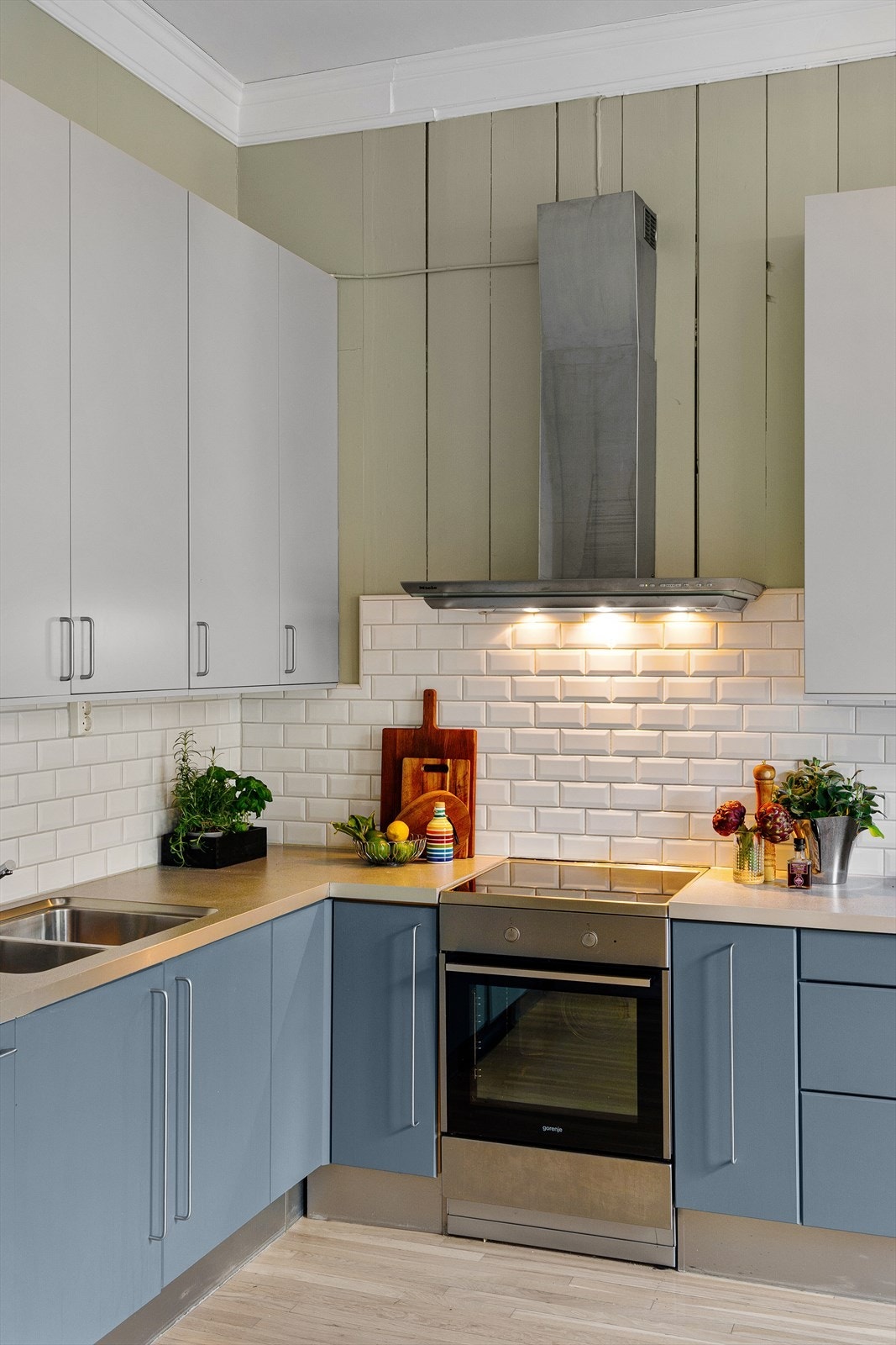 Kjøkkenet er utstyrt med kullfiltervifte over komfyr, dobbelkum med ettgreps blandebatteri og integrert oppvaskmaskin. Galleribilde