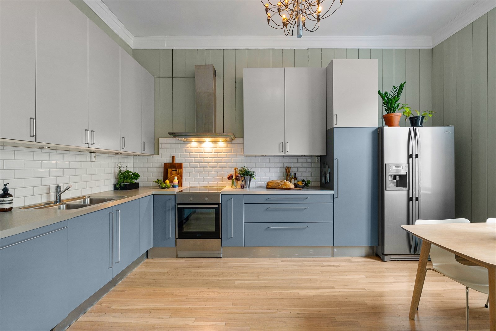 Flott kjøkken med rikelig lagringsplass i både skuffer og skap. Galleribilde