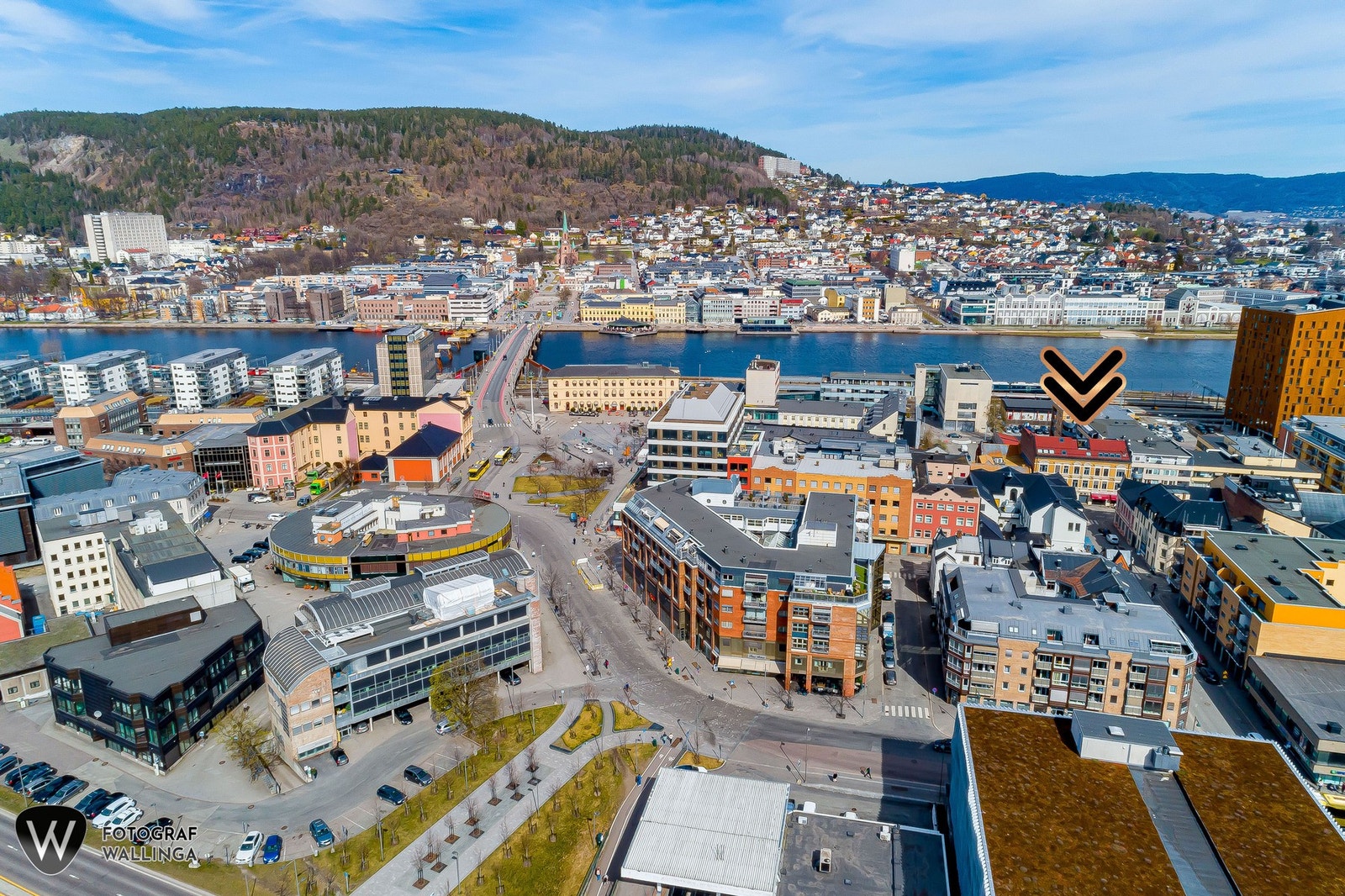 Dagligvarehandel er enkelt tilgjengelig med Kiwi Strømsø rett rundt hjørnet, samt Extra Byhaven og Joker ved Drammen stasjon innen kort gangavstand. Galleribilde