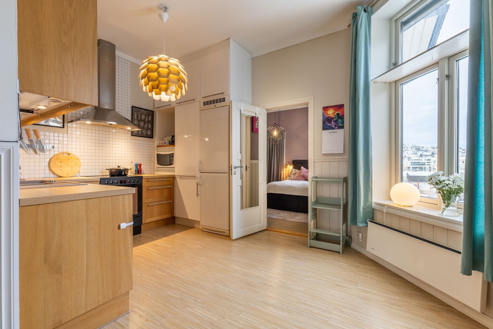 Boligen har et romslig kjøkken med innredning fra 2004, levert av Ikea. Galleribilde